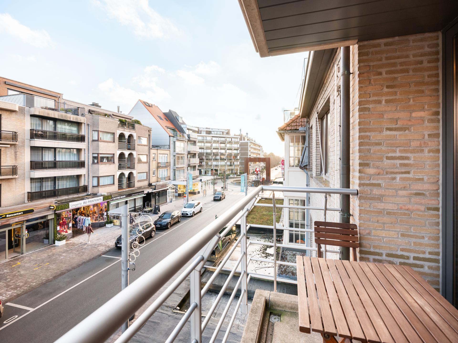 Licht appartement met 2 balkons in hartje Koksijde, 500m van strand - foto 3