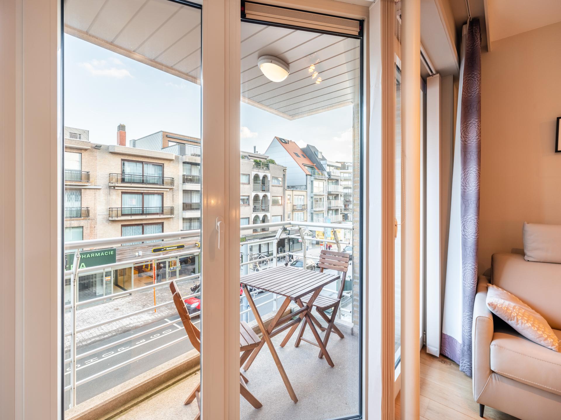 Licht appartement met 2 balkons in hartje Koksijde, 500m van strand - foto 2