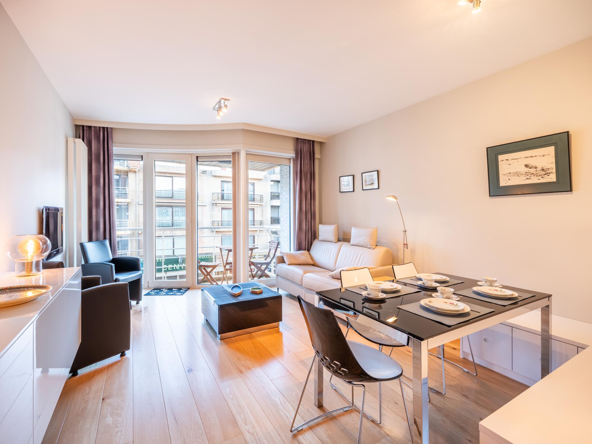 Licht appartement met 2 balkons in hartje Koksijde, 500m van strand - foto 1