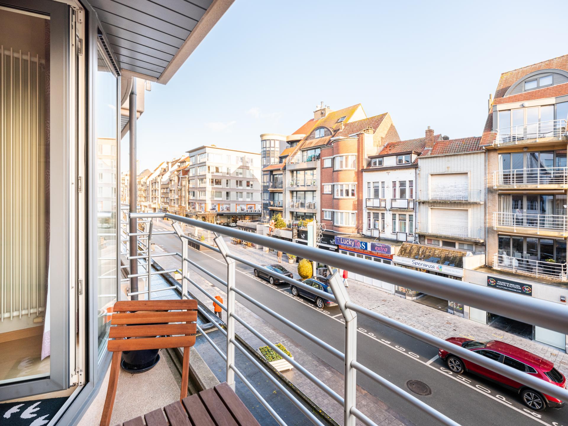 Licht appartement met 2 balkons in hartje Koksijde, 500m van strand - foto 4