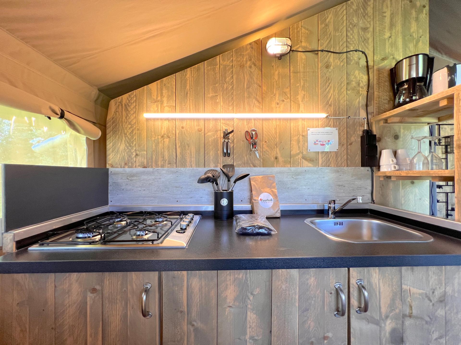 Luxe safaritent op de Veluwe met speeltuin en bosrijke omgeving - foto 14