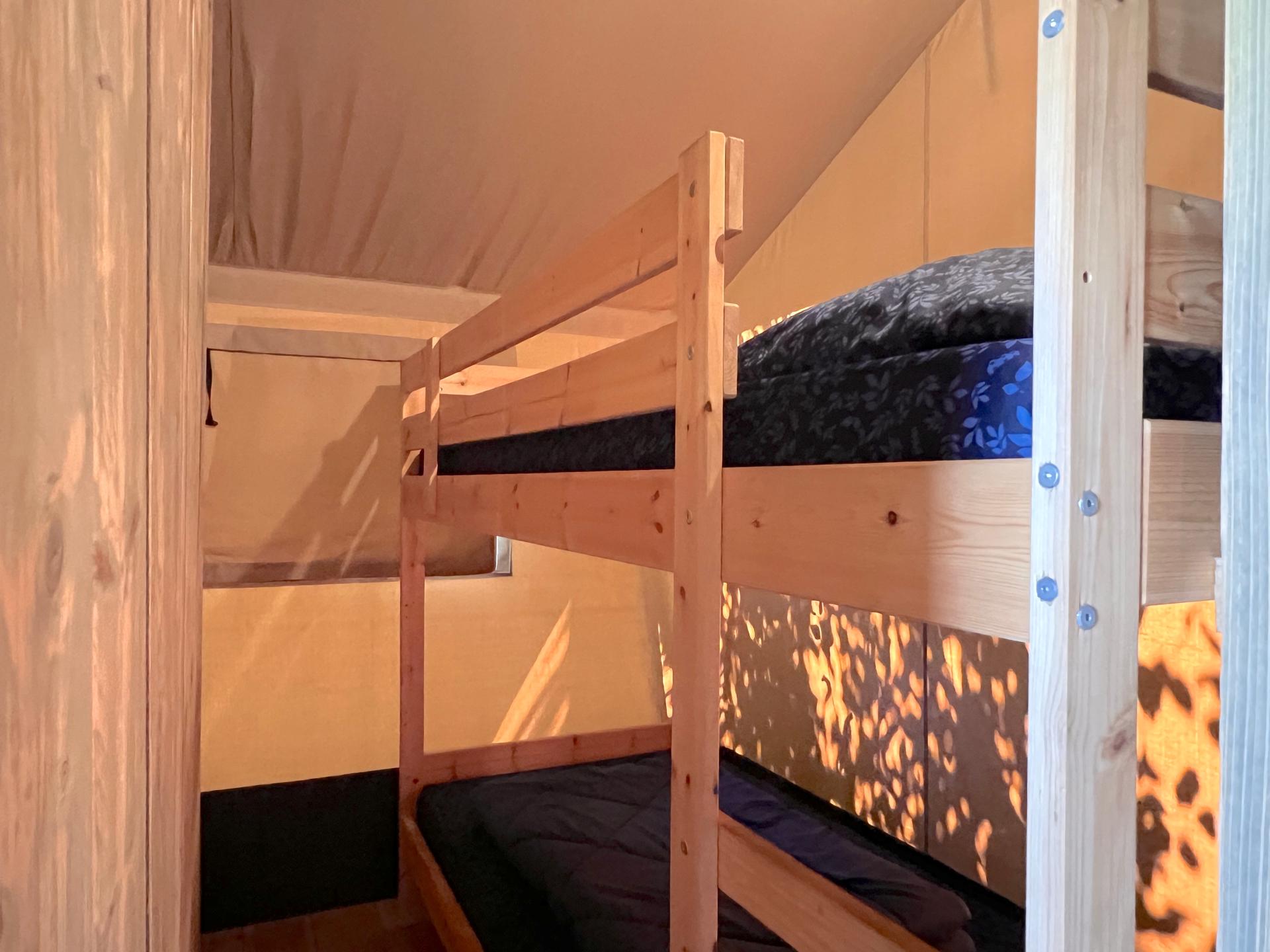 Luxe safaritent op de Veluwe met speeltuin en bosrijke omgeving - foto 13