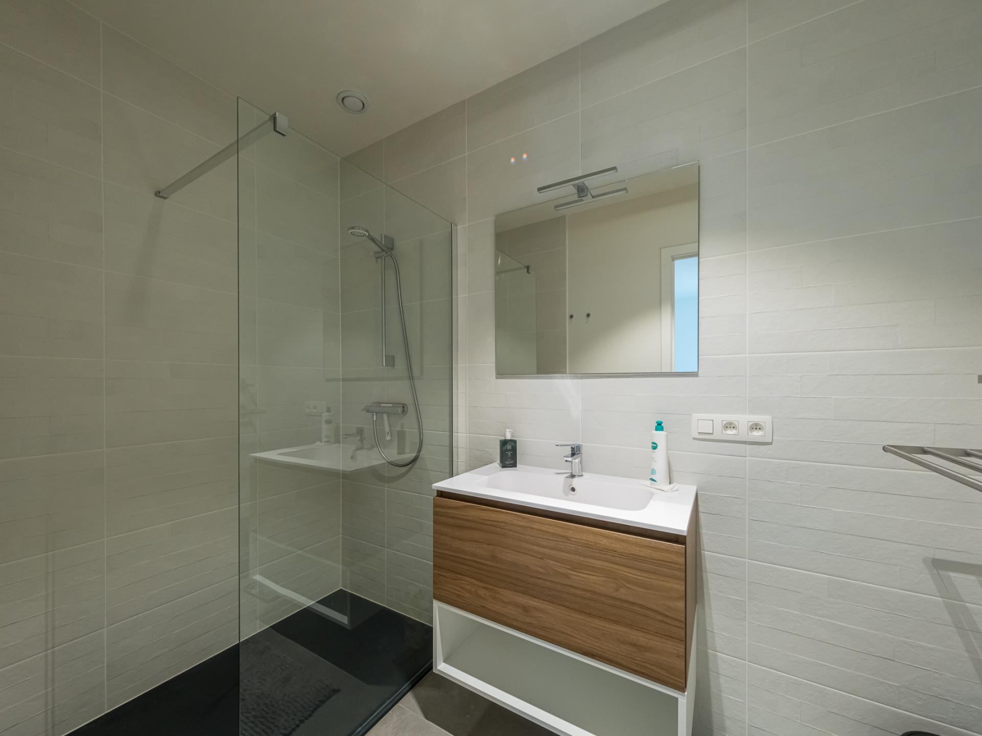 Licht nieuwbouwappartement op 100m van centrum, strand op 600m - foto 11