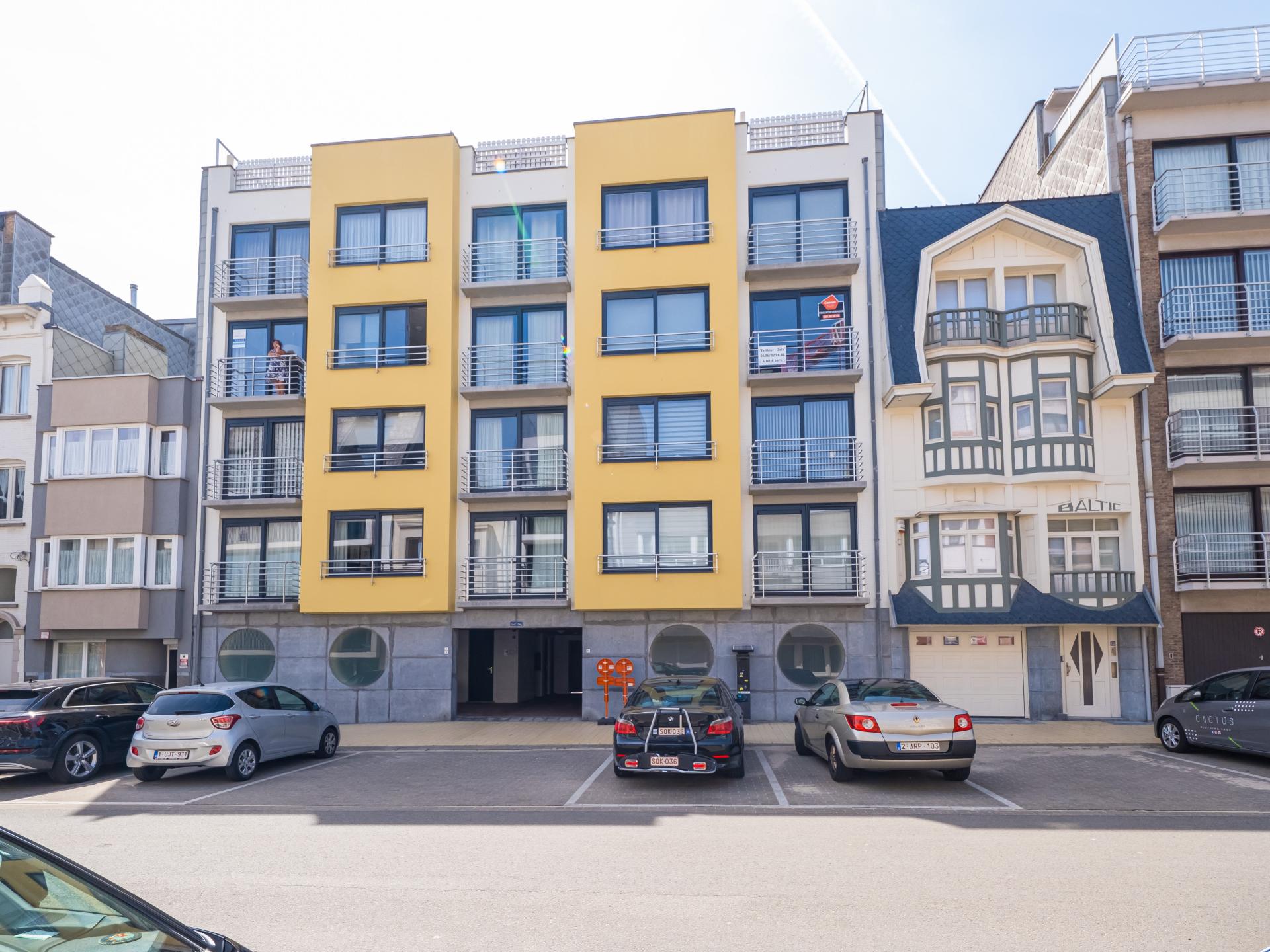 Licht appartement op 3e verdieping met terras en zijdelings zeezicht - foto 5