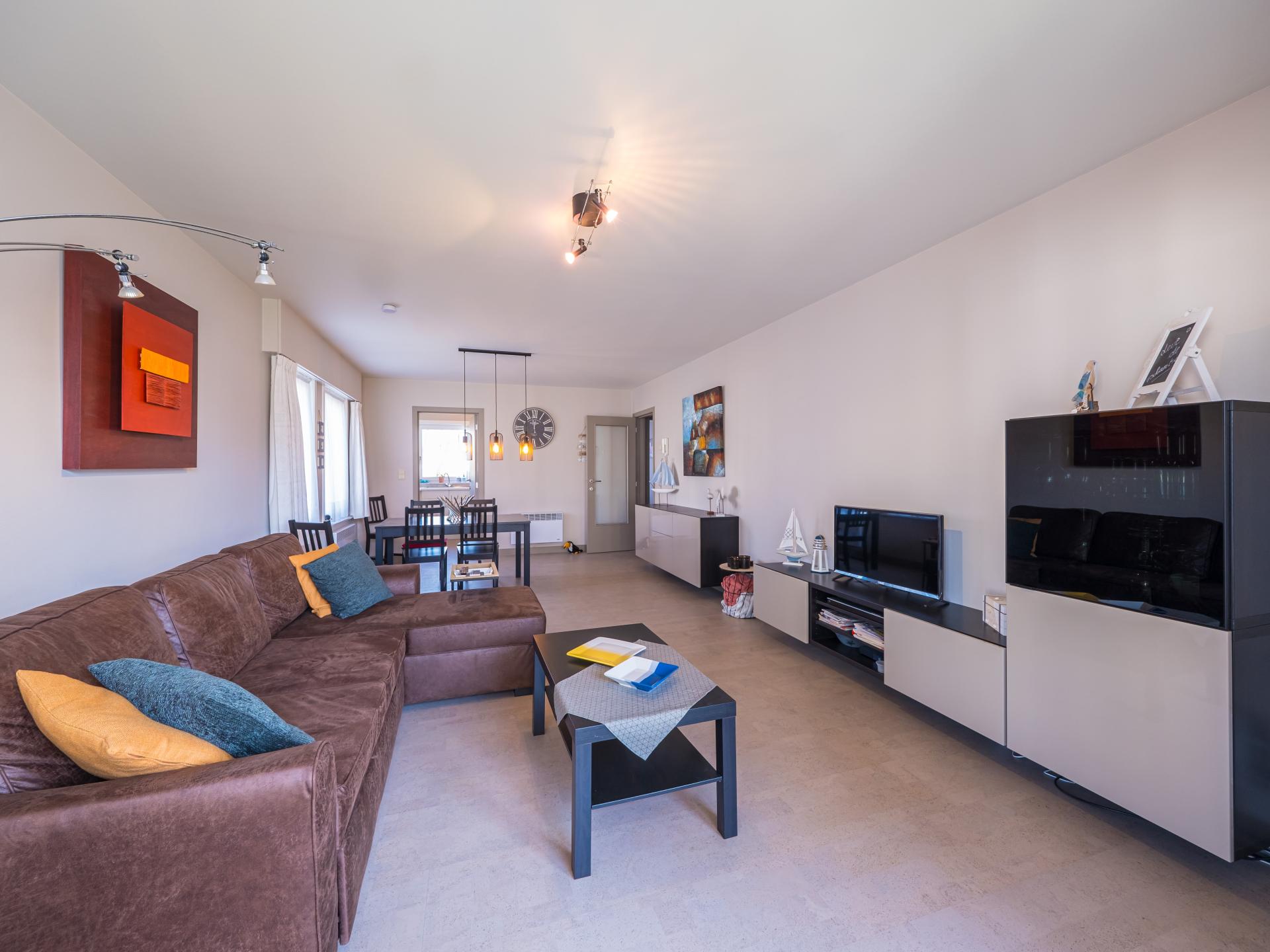 Licht appartement met terras en zwembad, 200m van centrum en strand - foto 5