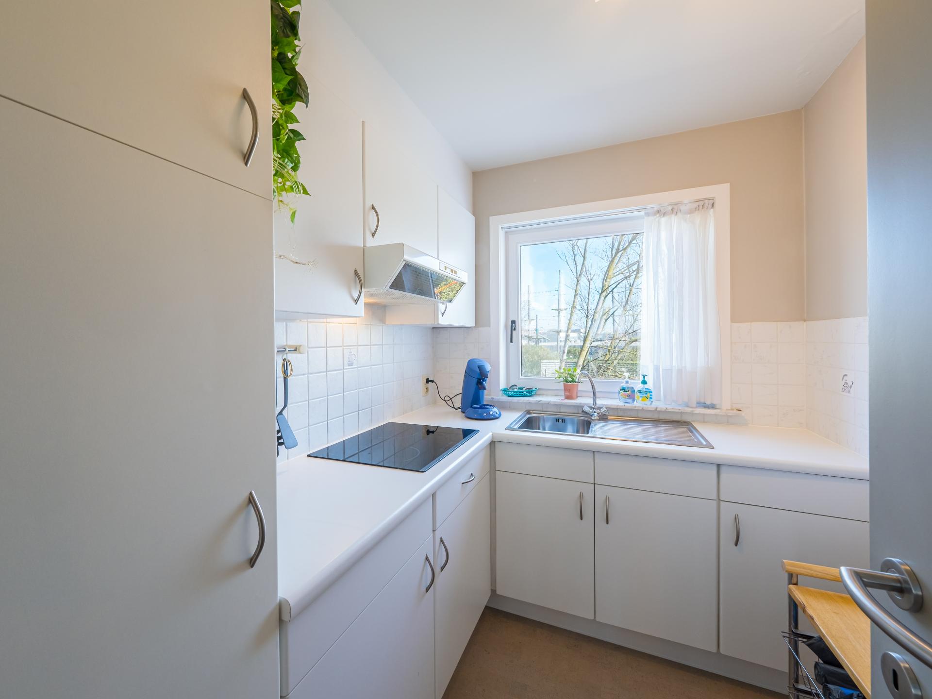 Licht appartement met terras en zwembad, 200m van centrum en strand - foto 8