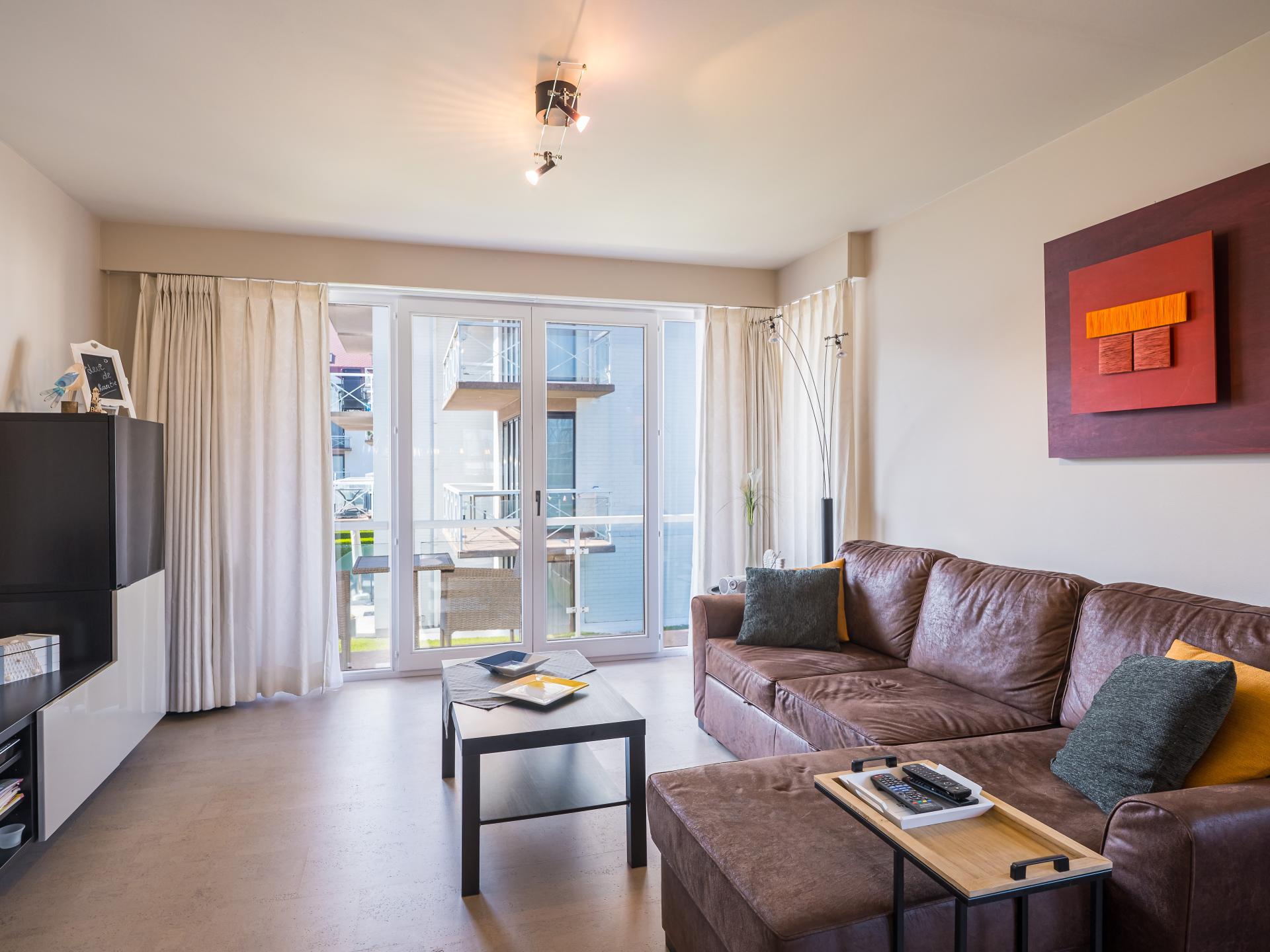 Licht appartement met terras en zwembad, 200m van centrum en strand - foto 4