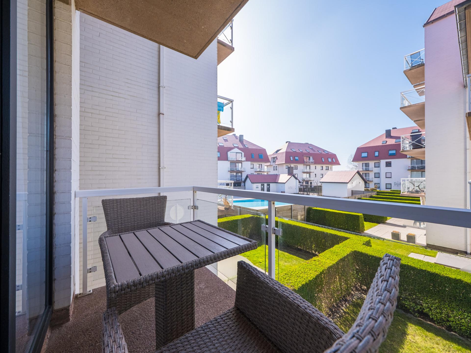 Licht appartement met terras en zwembad, 200m van centrum en strand - foto 13