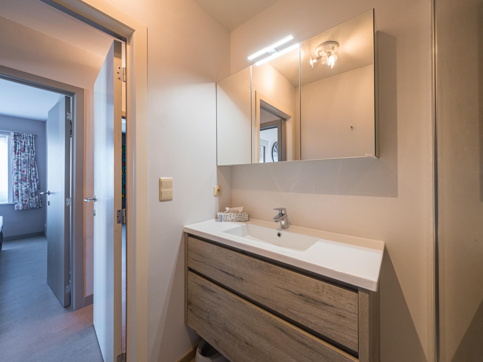 Licht appartement met terras en zwembad, 200m van centrum en strand - foto 12