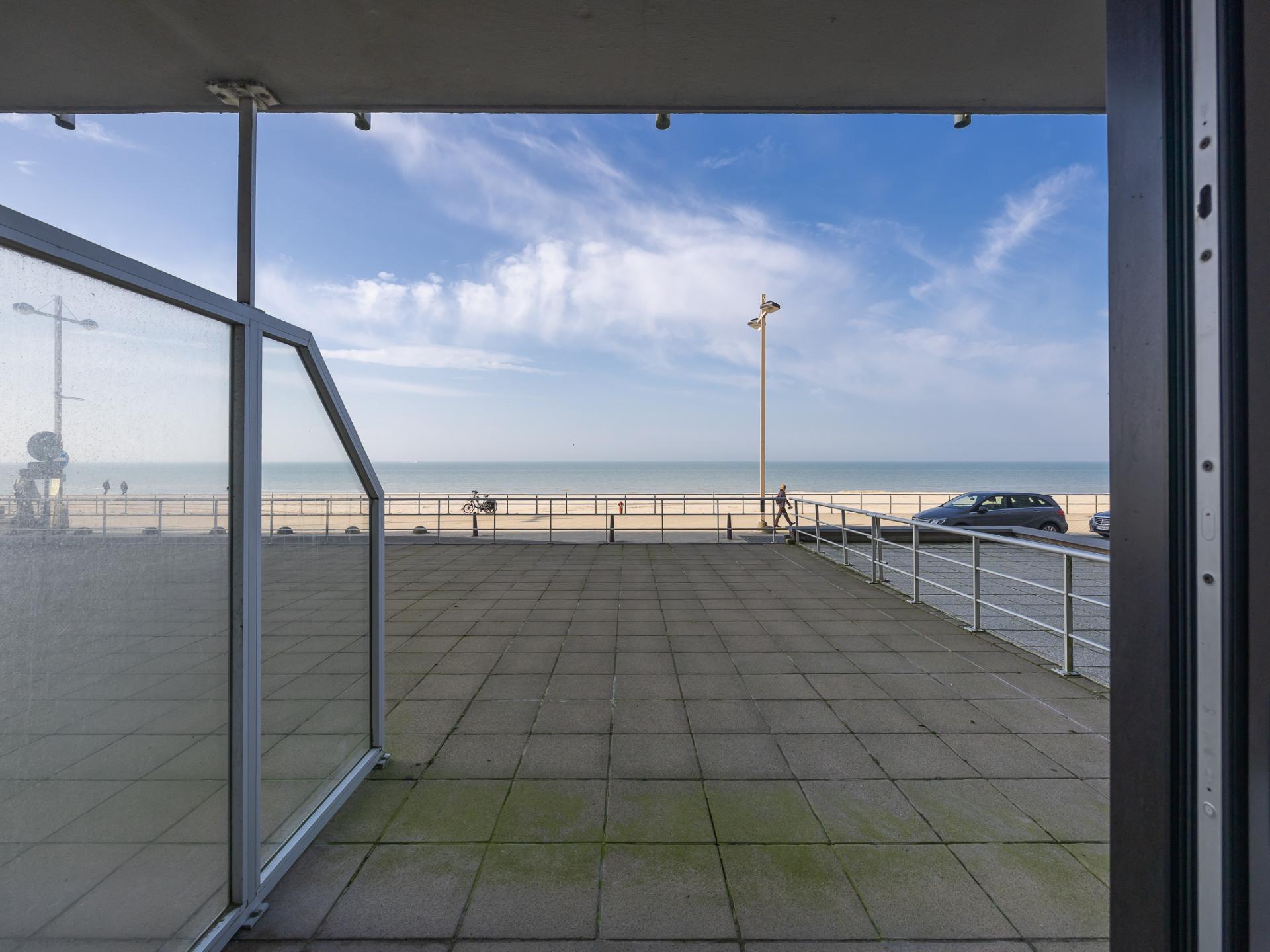 Licht appartement op de zeedijk met terras in Middelkerke - foto 1