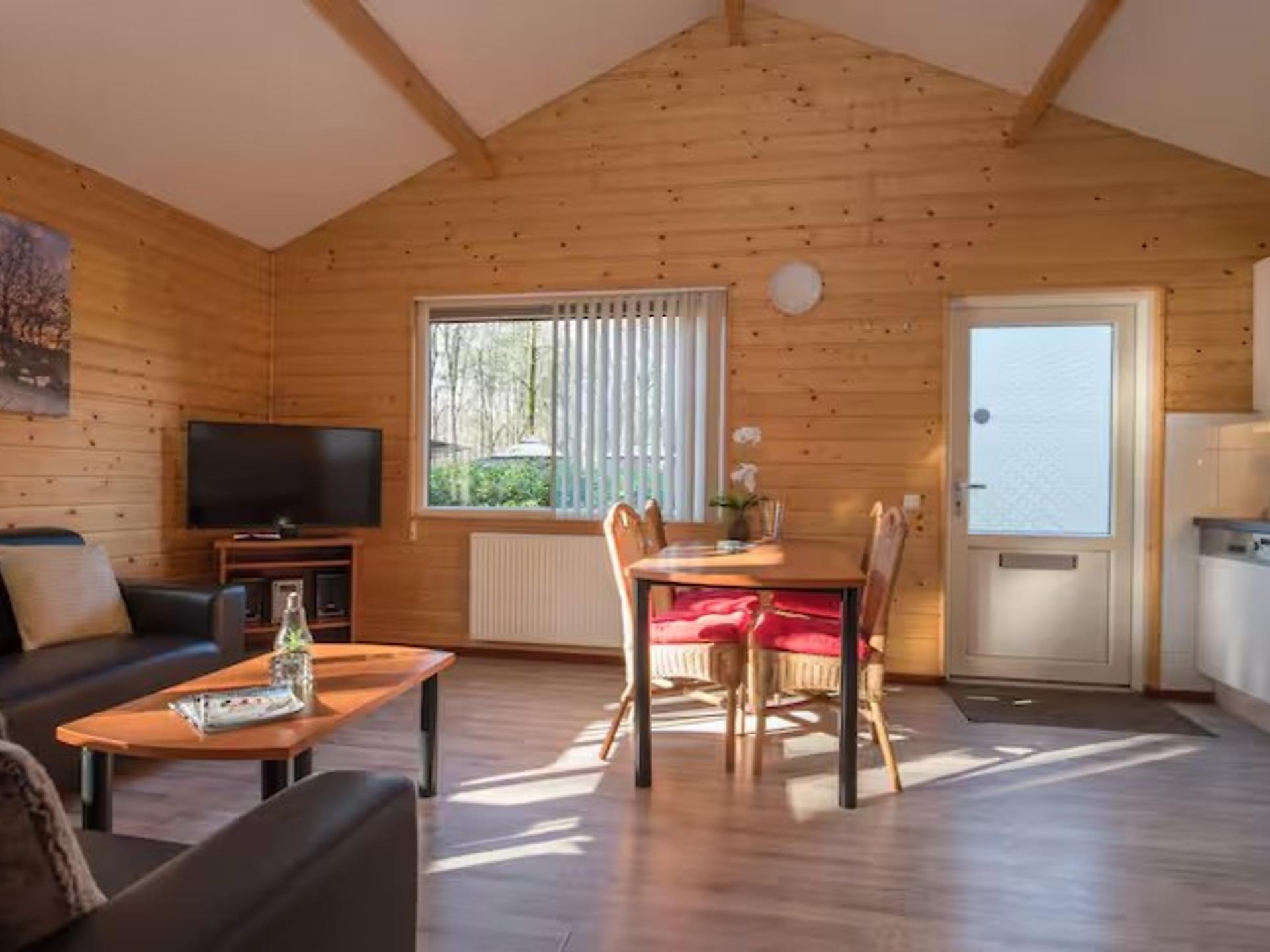 Vrijstaande bungalow met bad en uitzicht op de vijver in Heesch - foto 2