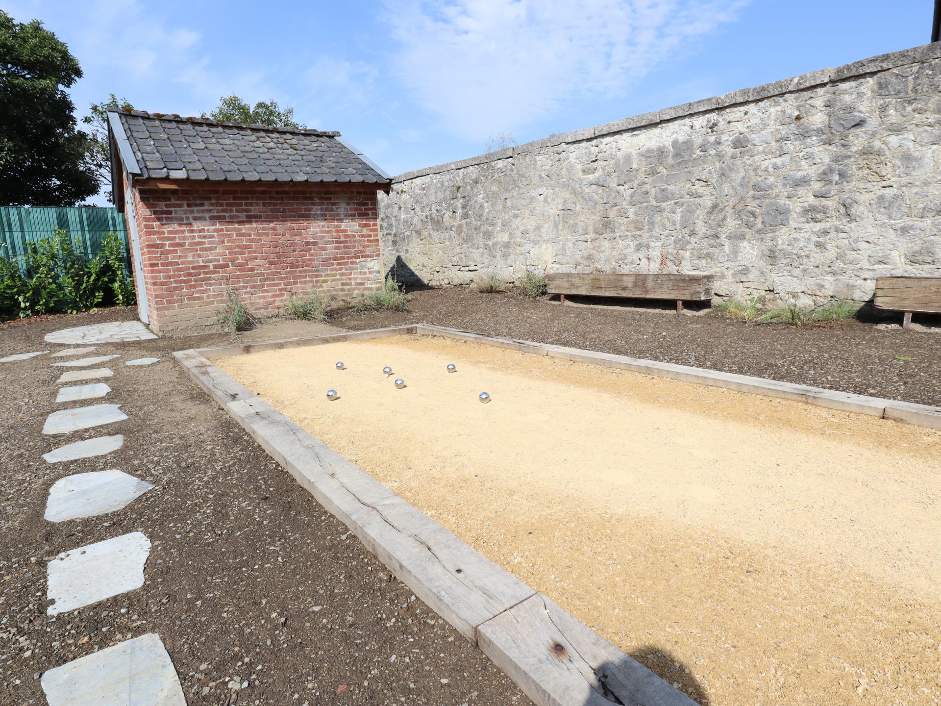In het centrum: karakteristiek 16-persoons dorpshuis met petanque in Palenge - foto 45