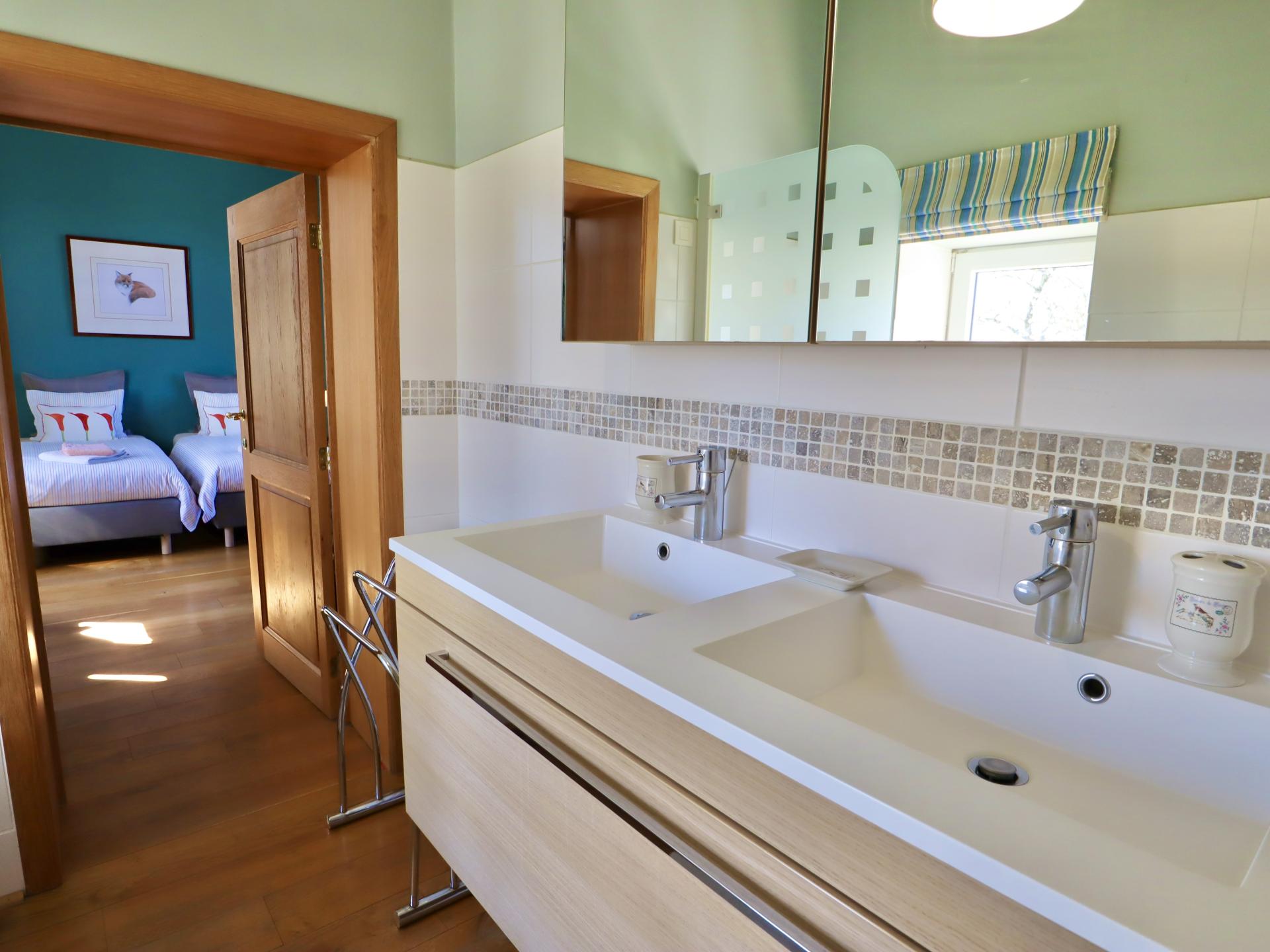 Verblijf in een sfeervolle torenkamer op een werkende boerderij in Couthuin - foto 19
