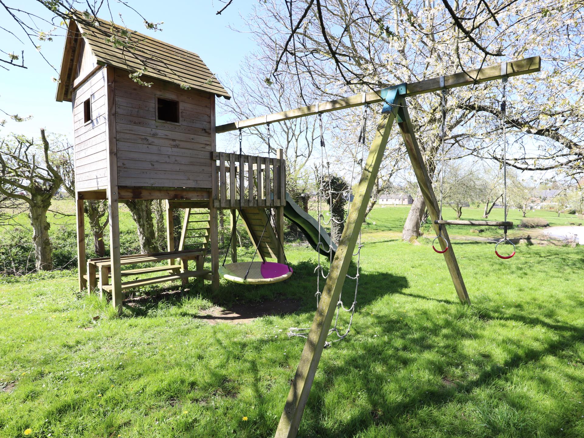 Verblijf in een sfeervolle torenkamer op een werkende boerderij in Couthuin - foto 3