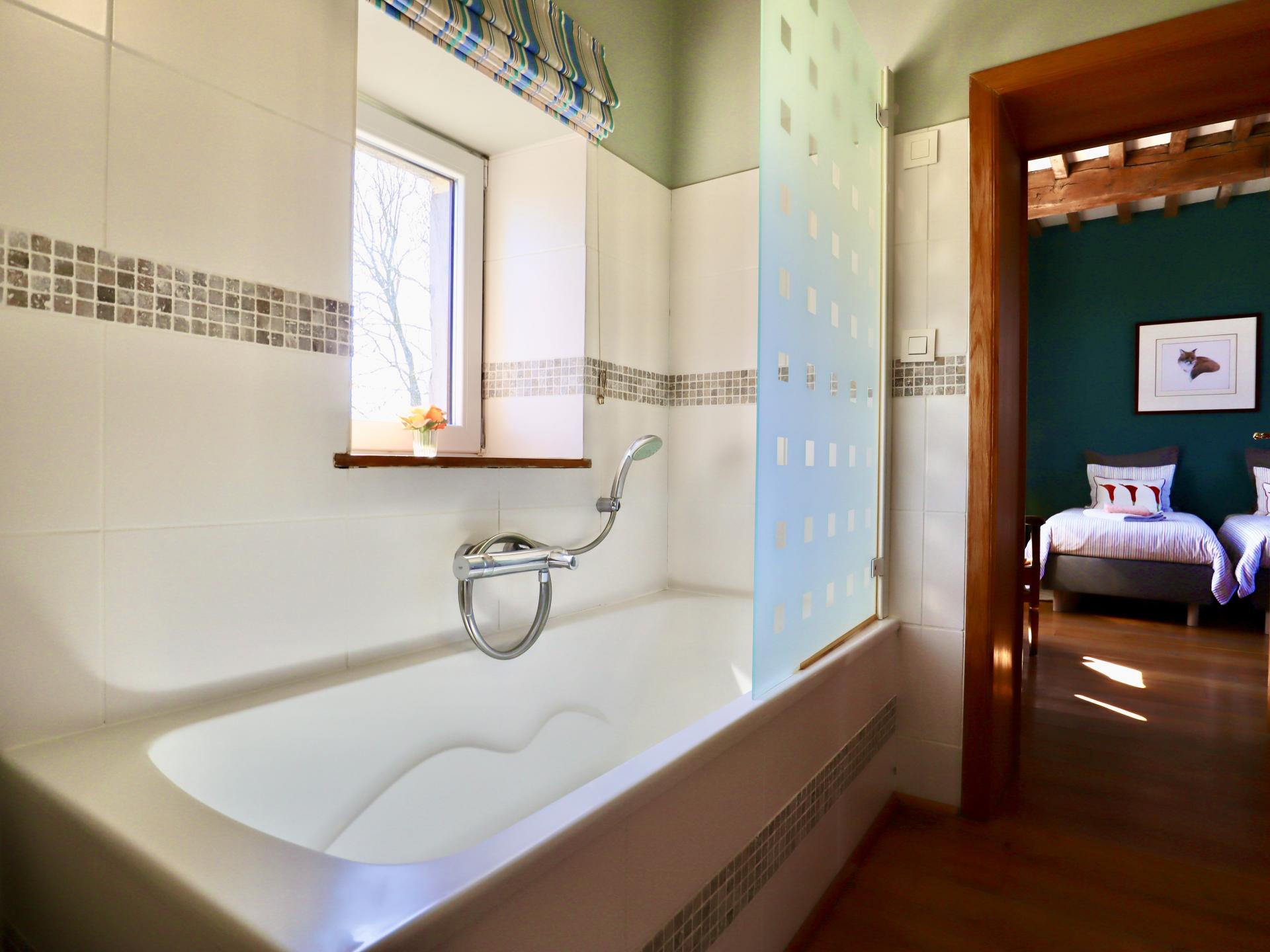 Verblijf in een sfeervolle torenkamer op een werkende boerderij in Couthuin - foto 21
