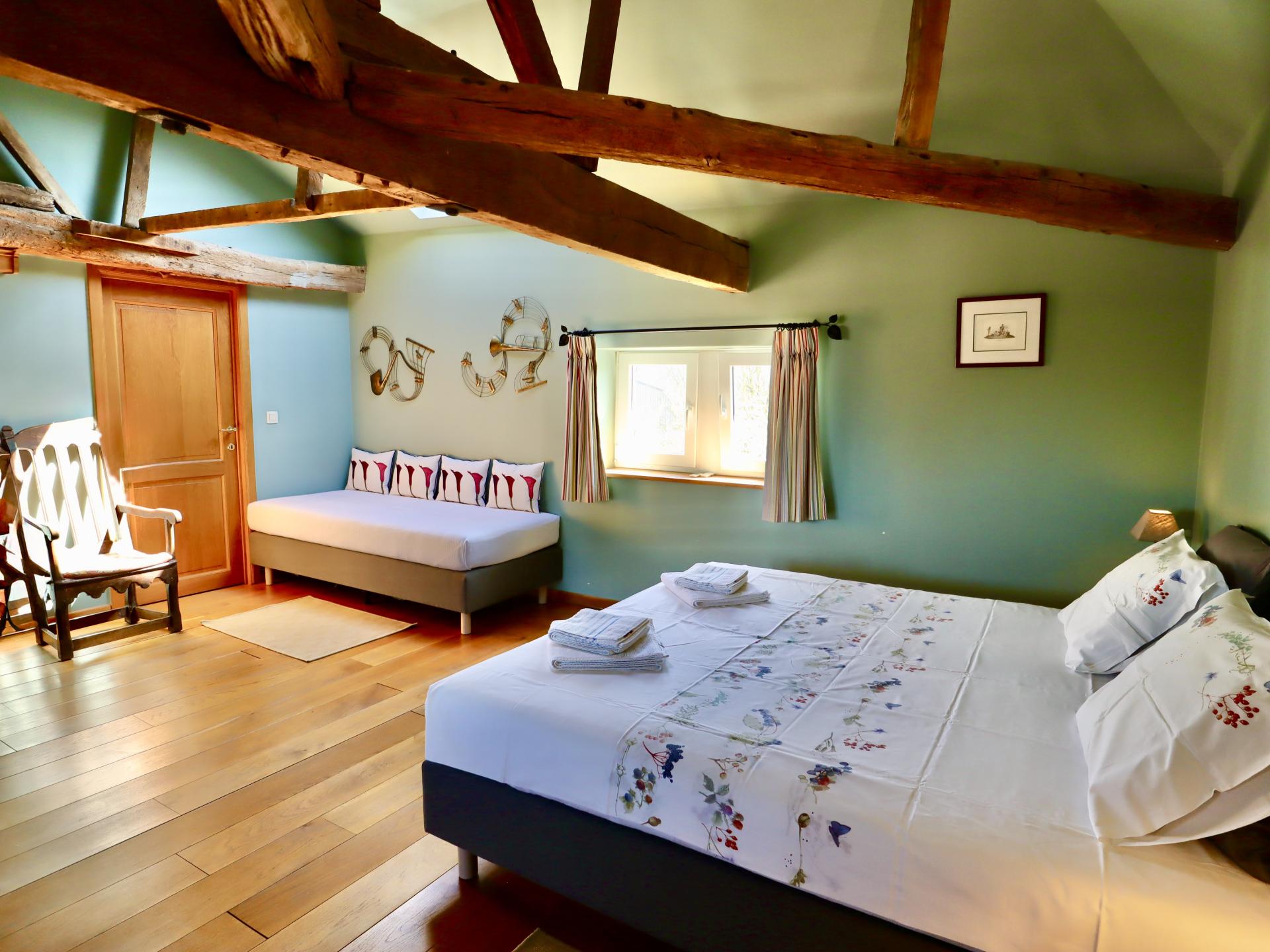 Verblijf in een sfeervolle torenkamer op een werkende boerderij in Couthuin - foto 23