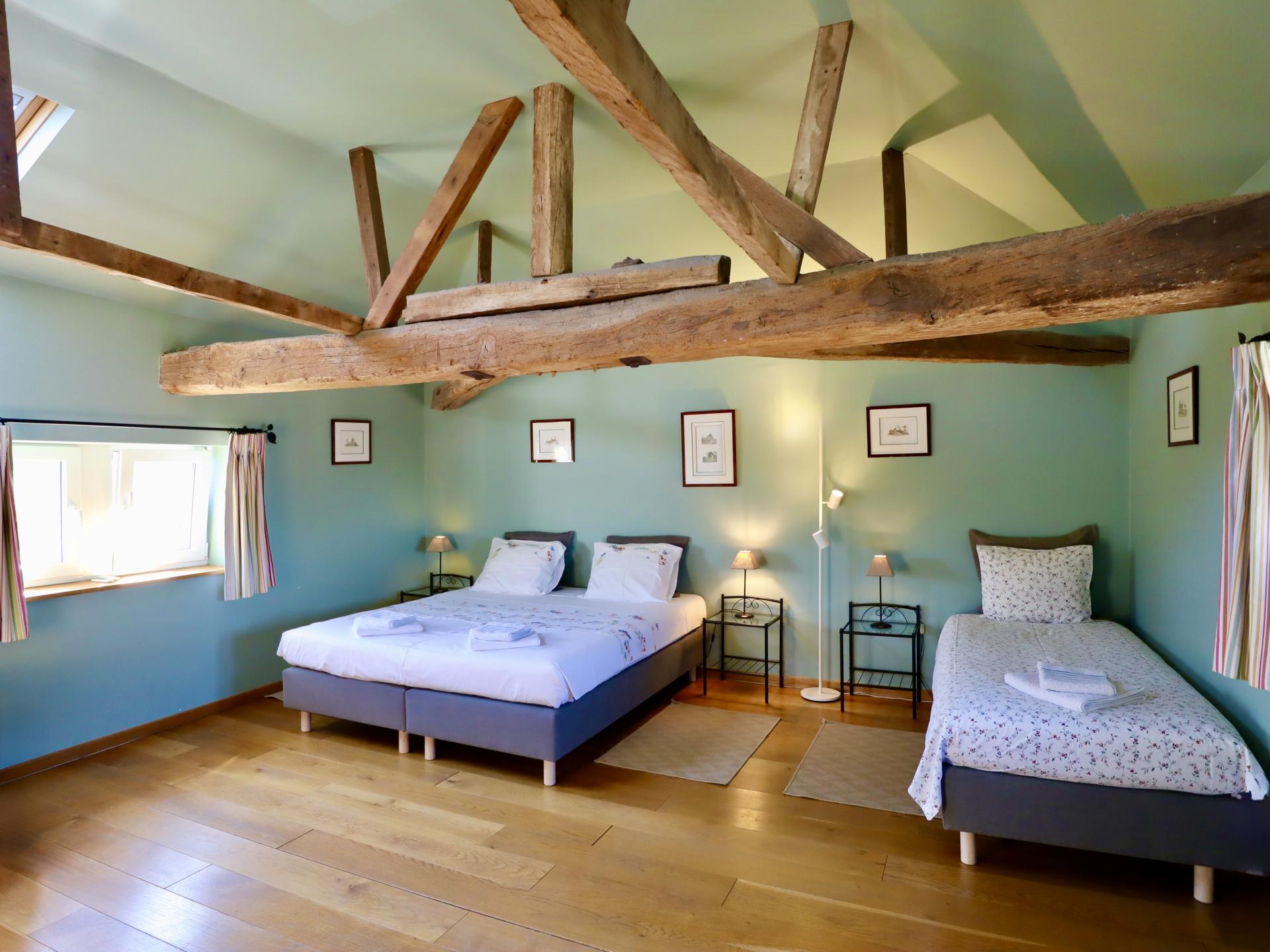Verblijf in een sfeervolle torenkamer op een werkende boerderij in Couthuin - foto 22