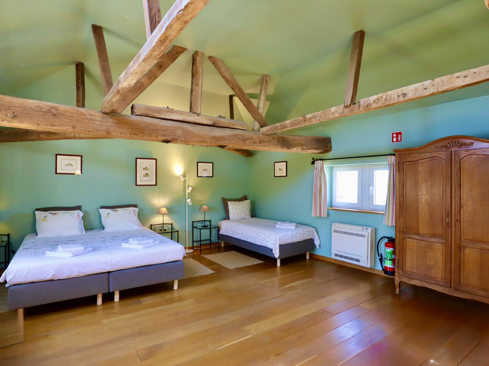 Verblijf in een sfeervolle torenkamer op een werkende boerderij in Couthuin - foto 24