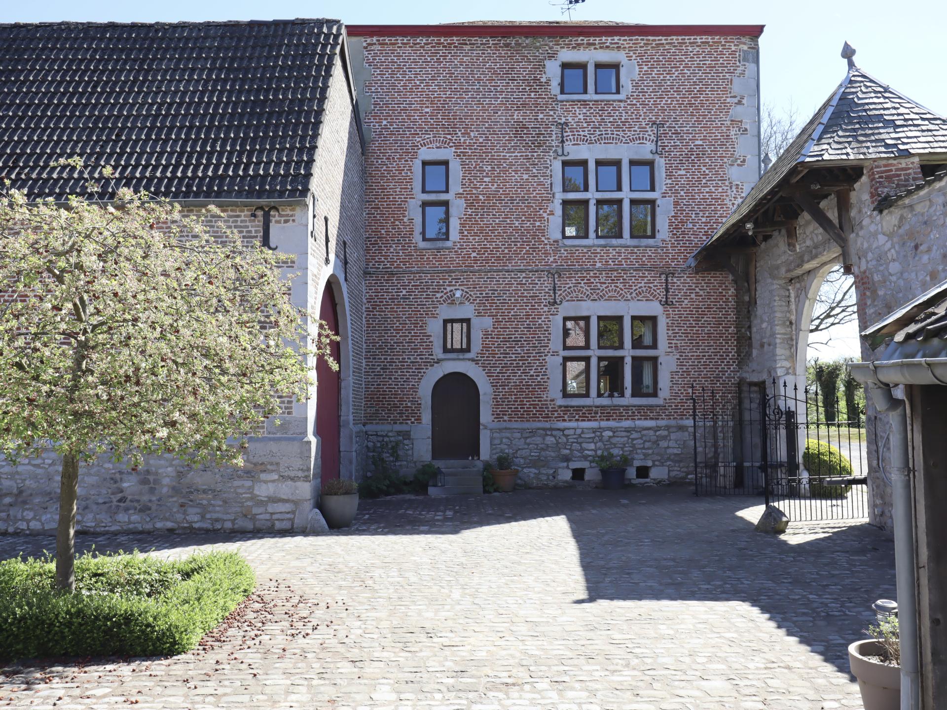 Verblijf in een sfeervolle torenkamer op een werkende boerderij in Couthuin - foto 35