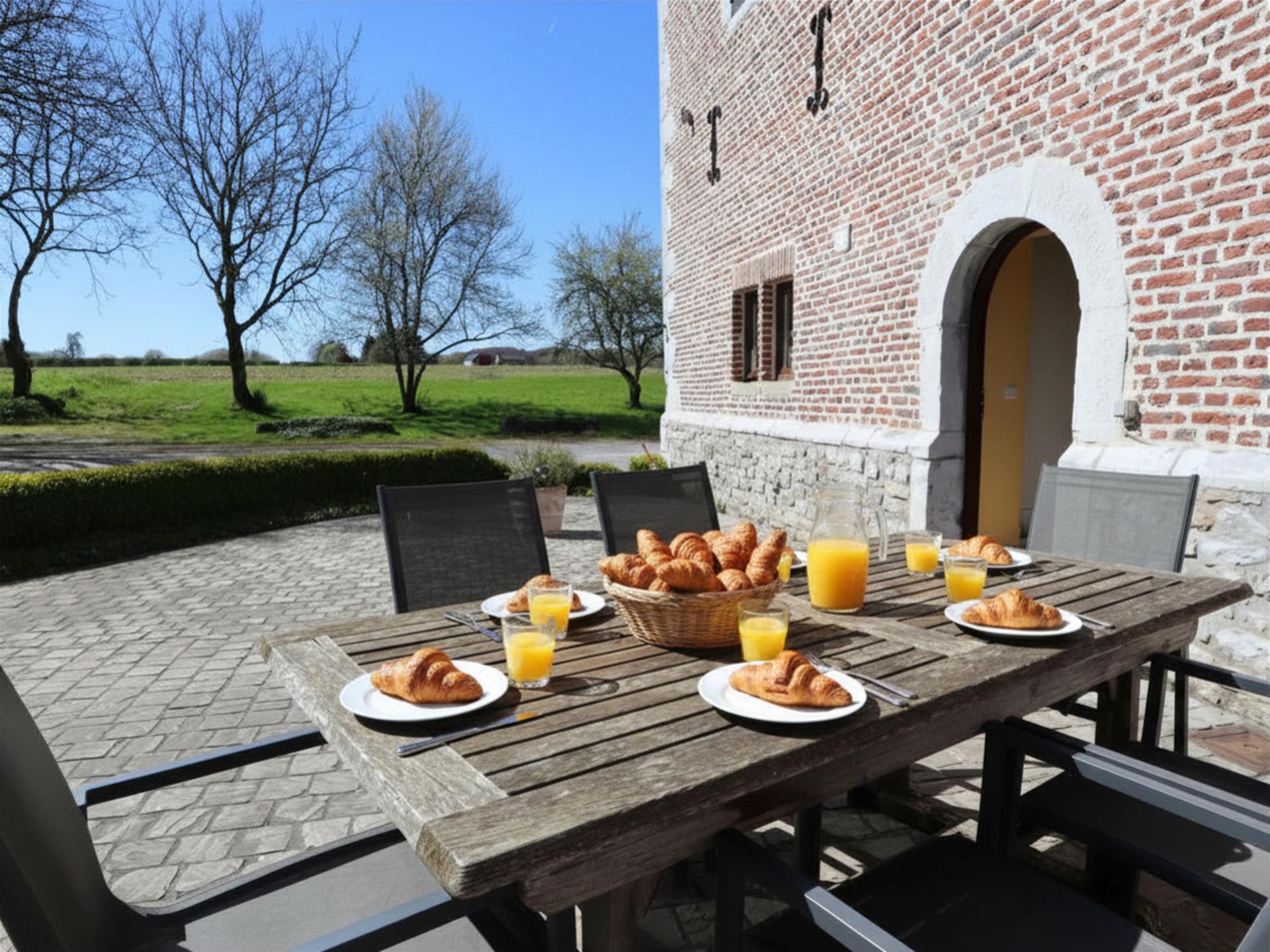 Verblijf in een sfeervolle torenkamer op een werkende boerderij in Couthuin - foto 1