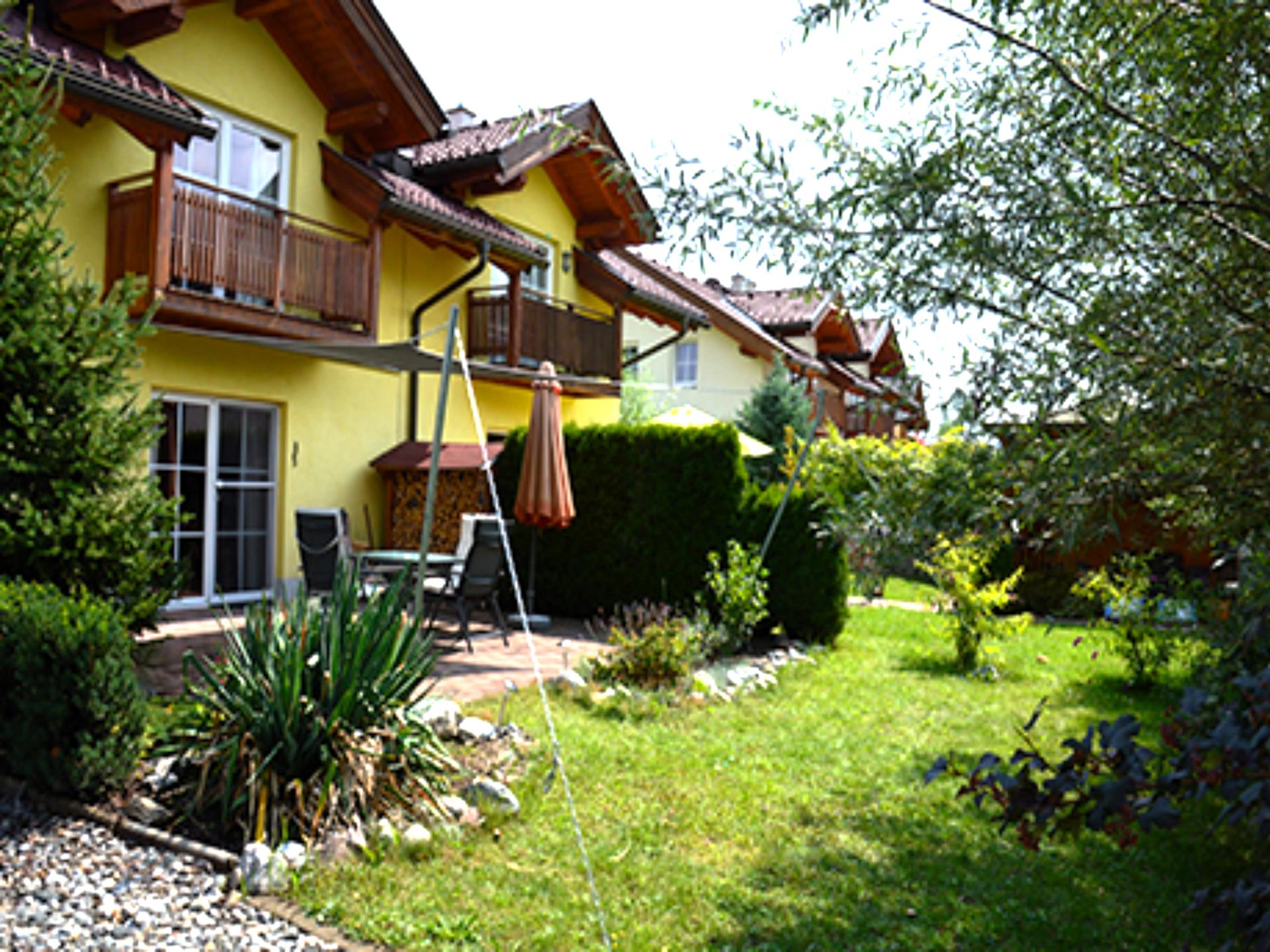 Zonnig chalet in Kötschach-Mauthen met grote tuin en bergzicht - foto 1