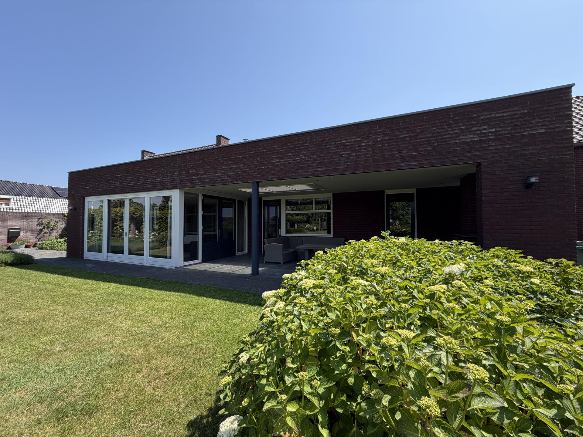 Ruim vrijstaand huis in Nederweert met grote tuin en hottub voor 12 personen - foto 50