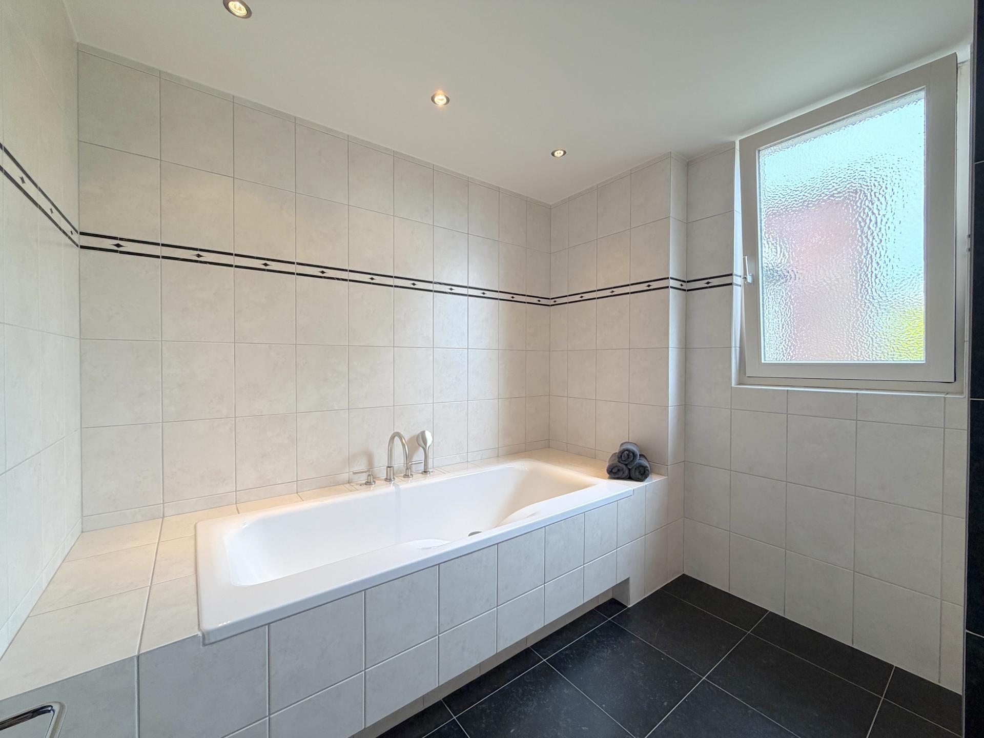 Ruim vrijstaand huis in Nederweert met grote tuin en hottub voor 12 personen - foto 23