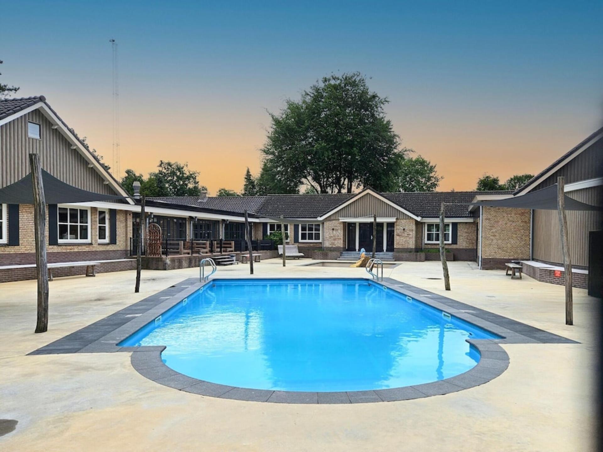 Modern vakantiehuis aan het water met privéjacuzzi op de Veluwe - foto 2