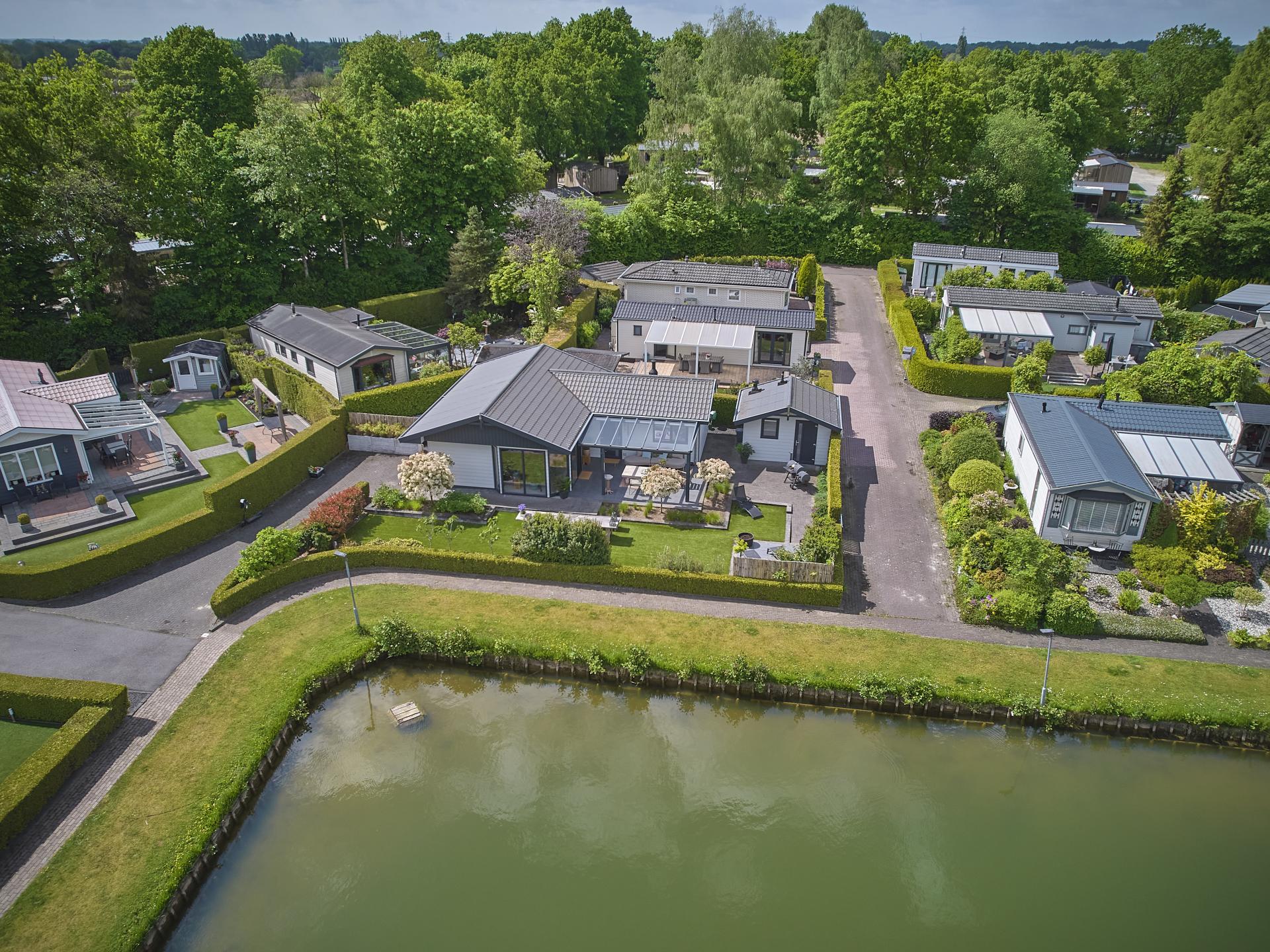 Modern vakantiehuis aan het water met privéjacuzzi op de Veluwe - foto 13
