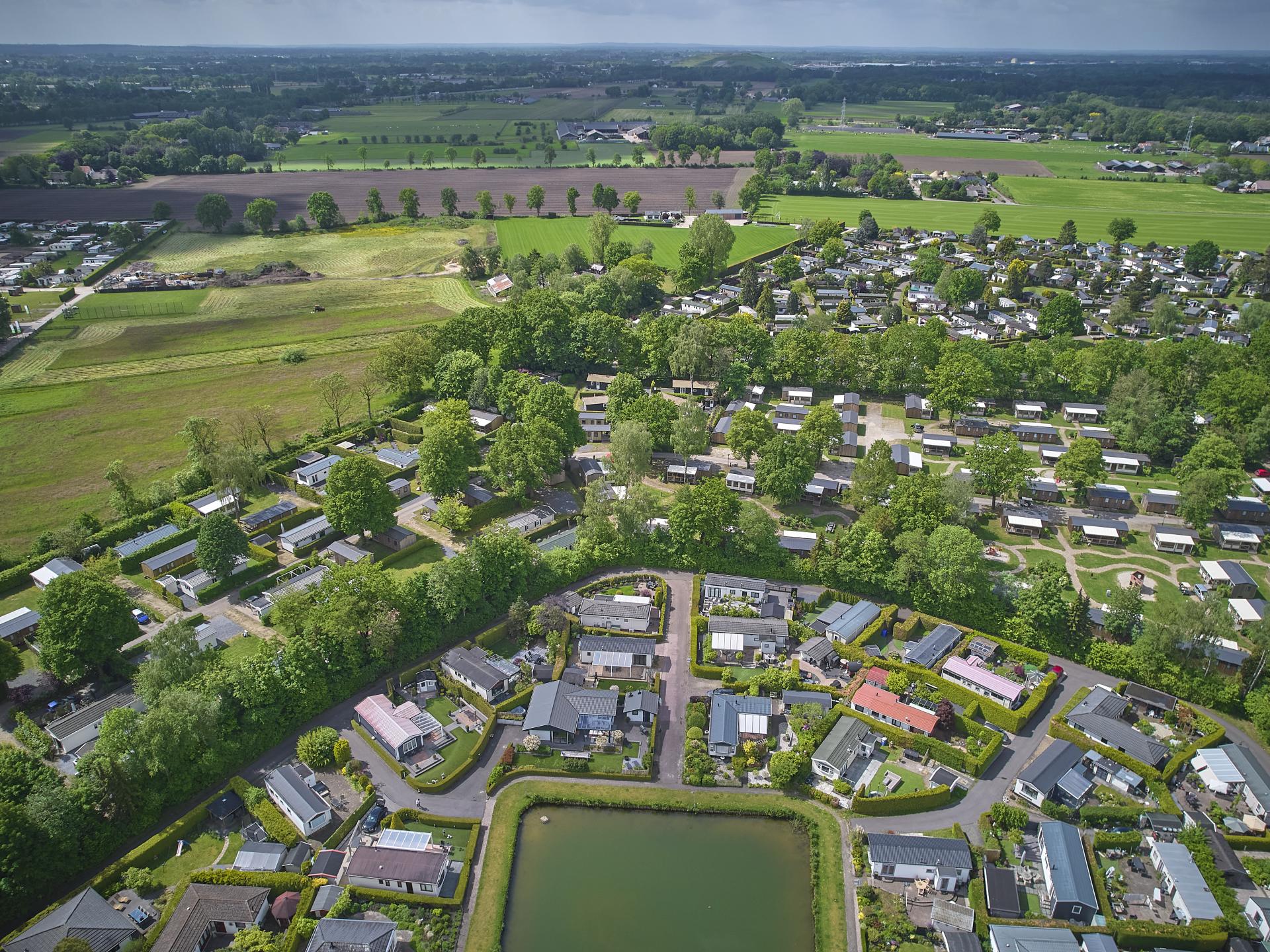Modern vakantiehuis aan het water met privéjacuzzi op de Veluwe - foto 35