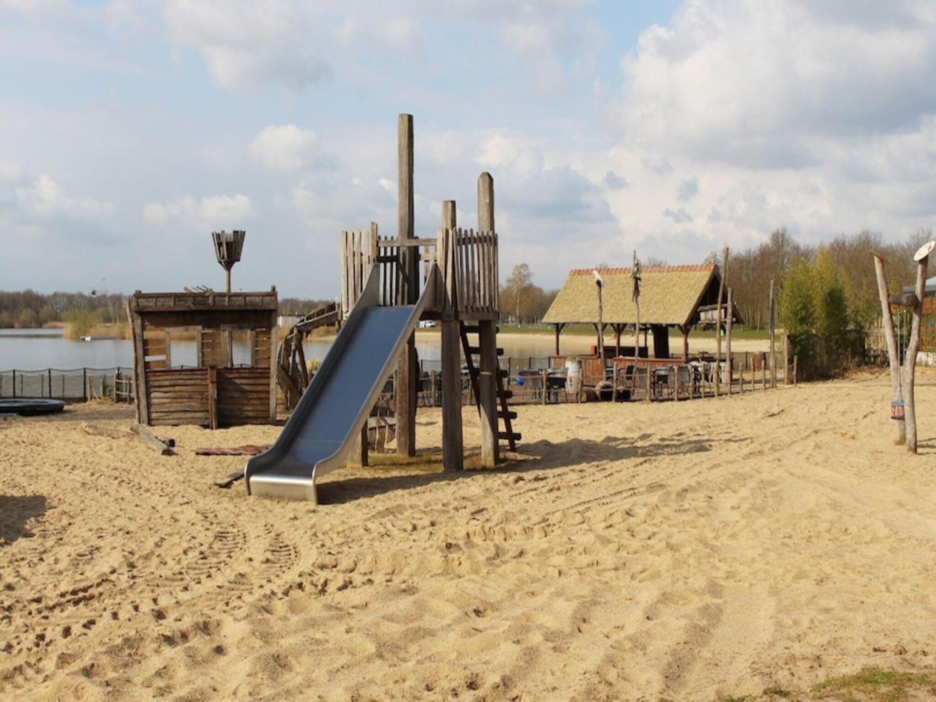 Modern vakantiehuis aan het water met privéjacuzzi op de Veluwe - foto 38