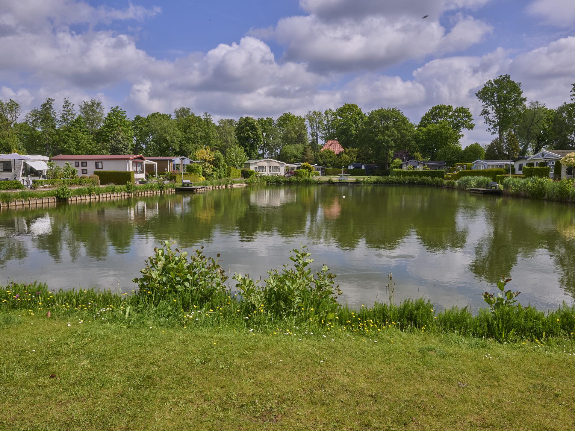 Modern vakantiehuis aan het water met privéjacuzzi op de Veluwe - foto 34