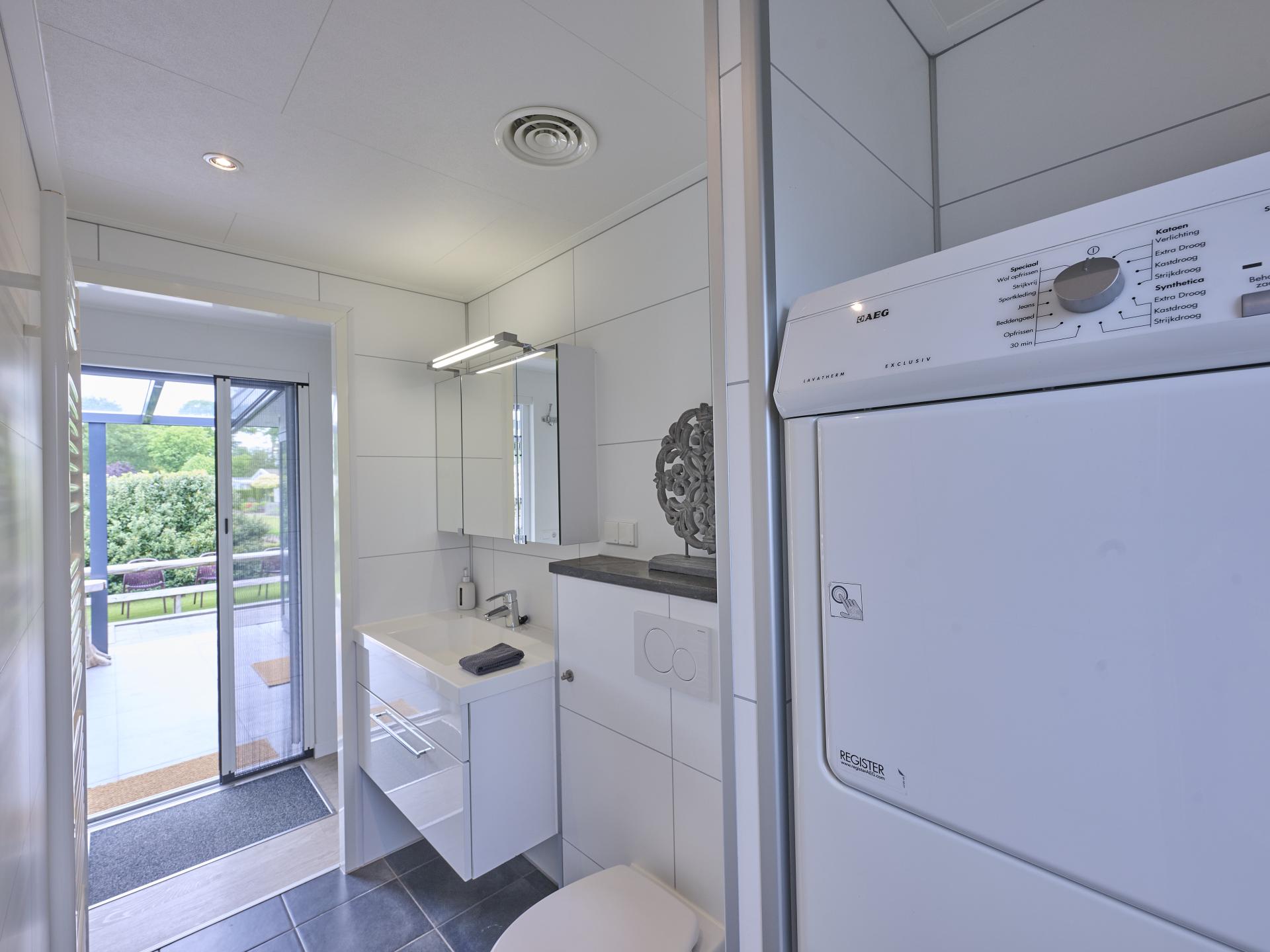 Modern vakantiehuis aan het water met privéjacuzzi op de Veluwe - foto 29