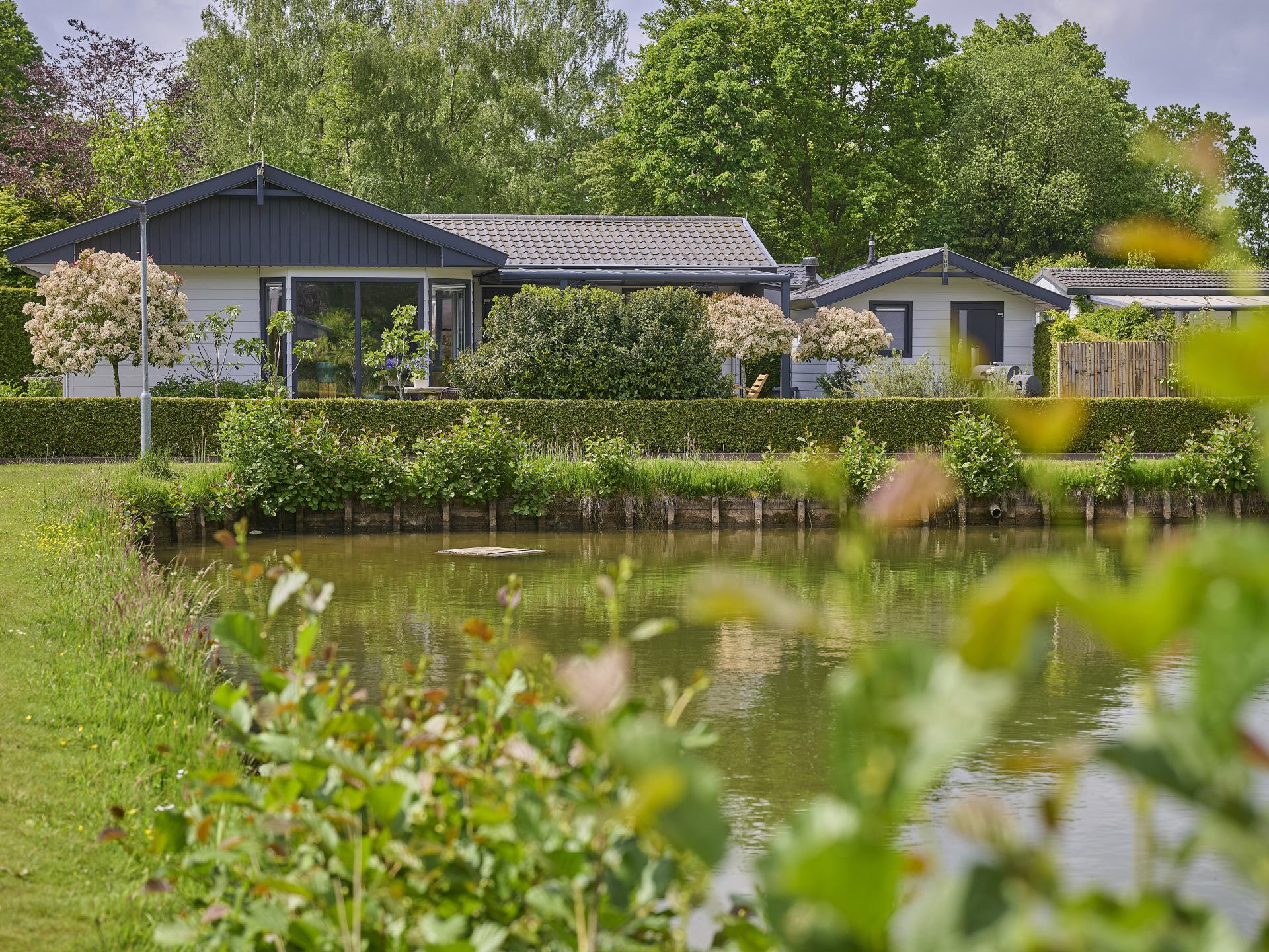 Modern vakantiehuis aan het water met privéjacuzzi op de Veluwe - foto 14