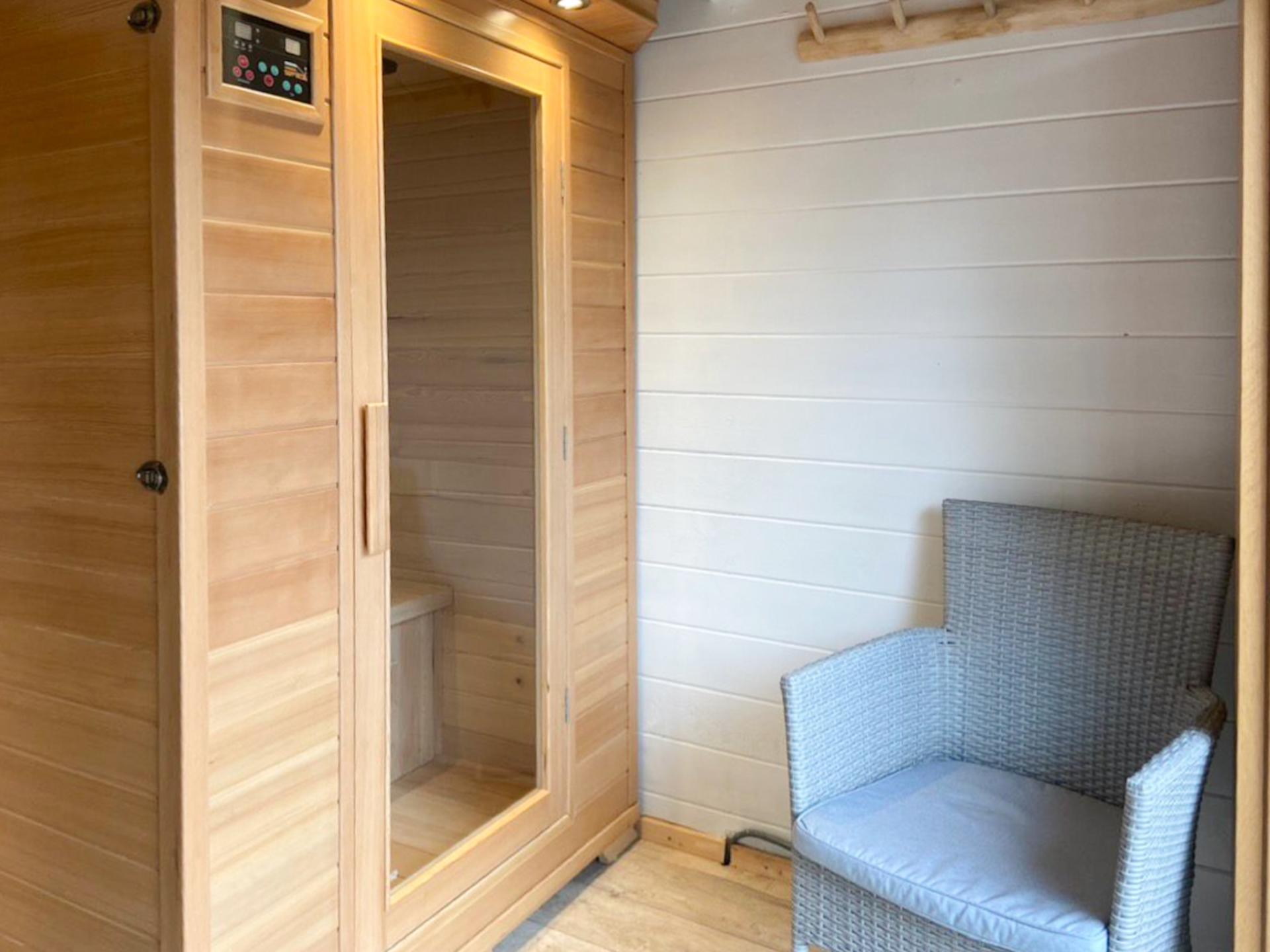 Houten chalet met privé sauna en omheinde tuin op park met zwembad - foto 14