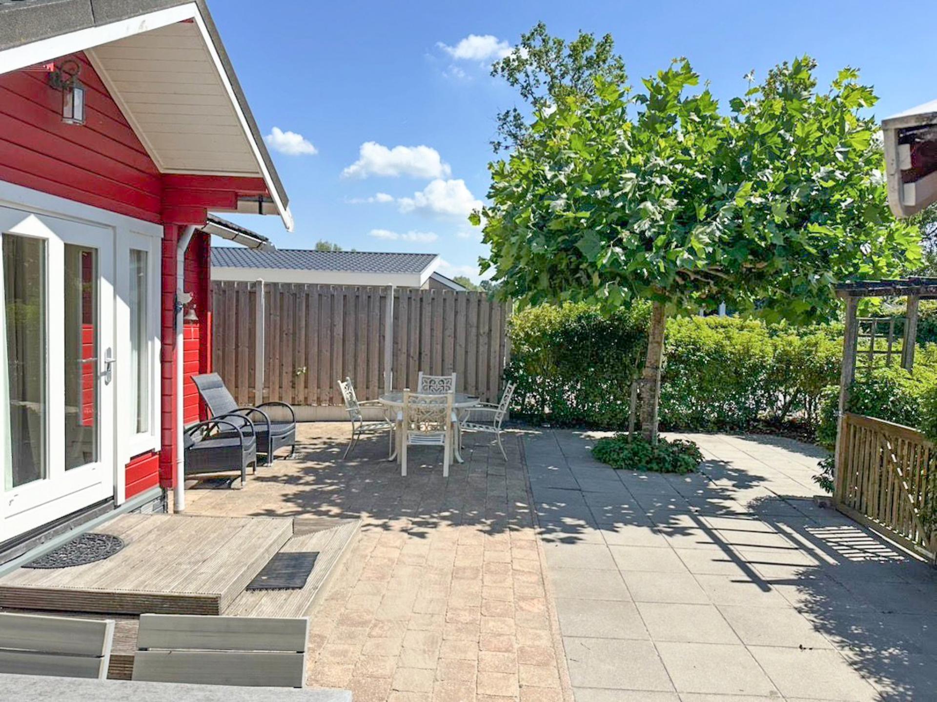 Houten chalet met privé sauna en omheinde tuin op park met zwembad - foto 15