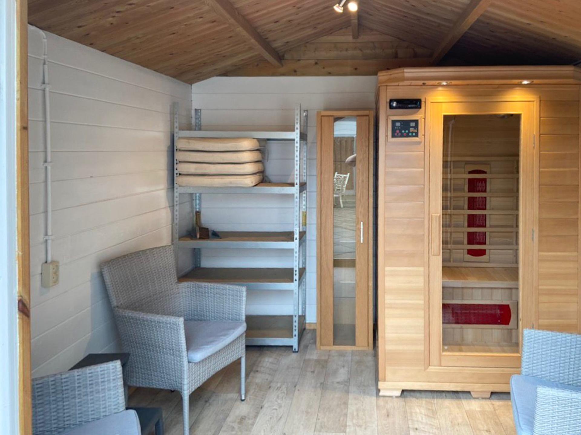 Houten chalet met privé sauna en omheinde tuin op park met zwembad - foto 13