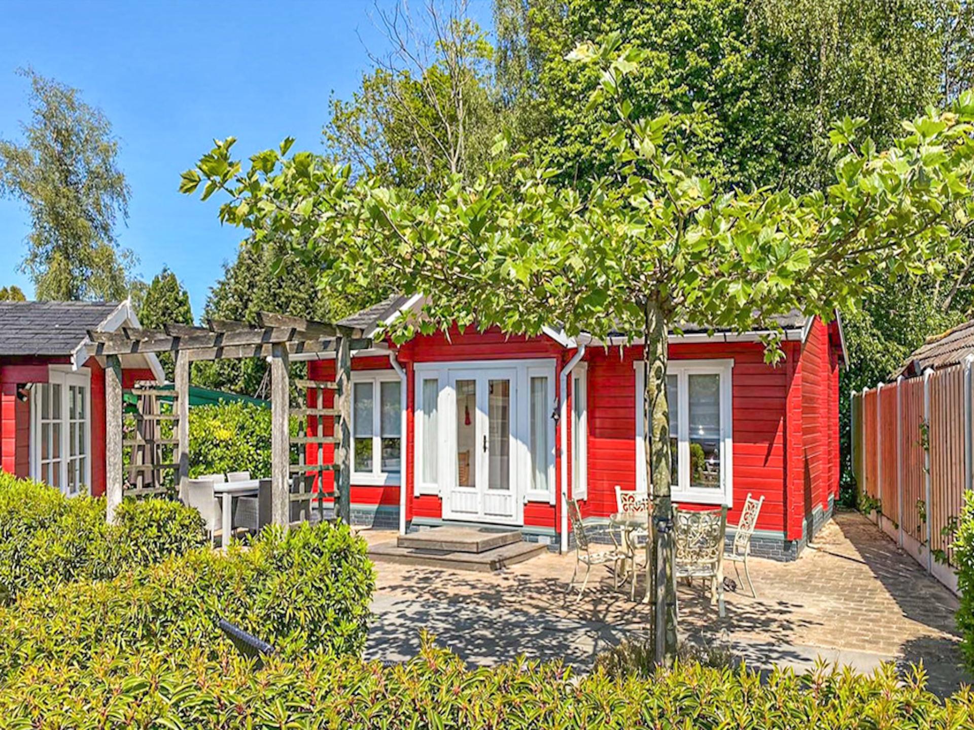 Houten chalet met privé sauna en omheinde tuin op park met zwembad - foto 1
