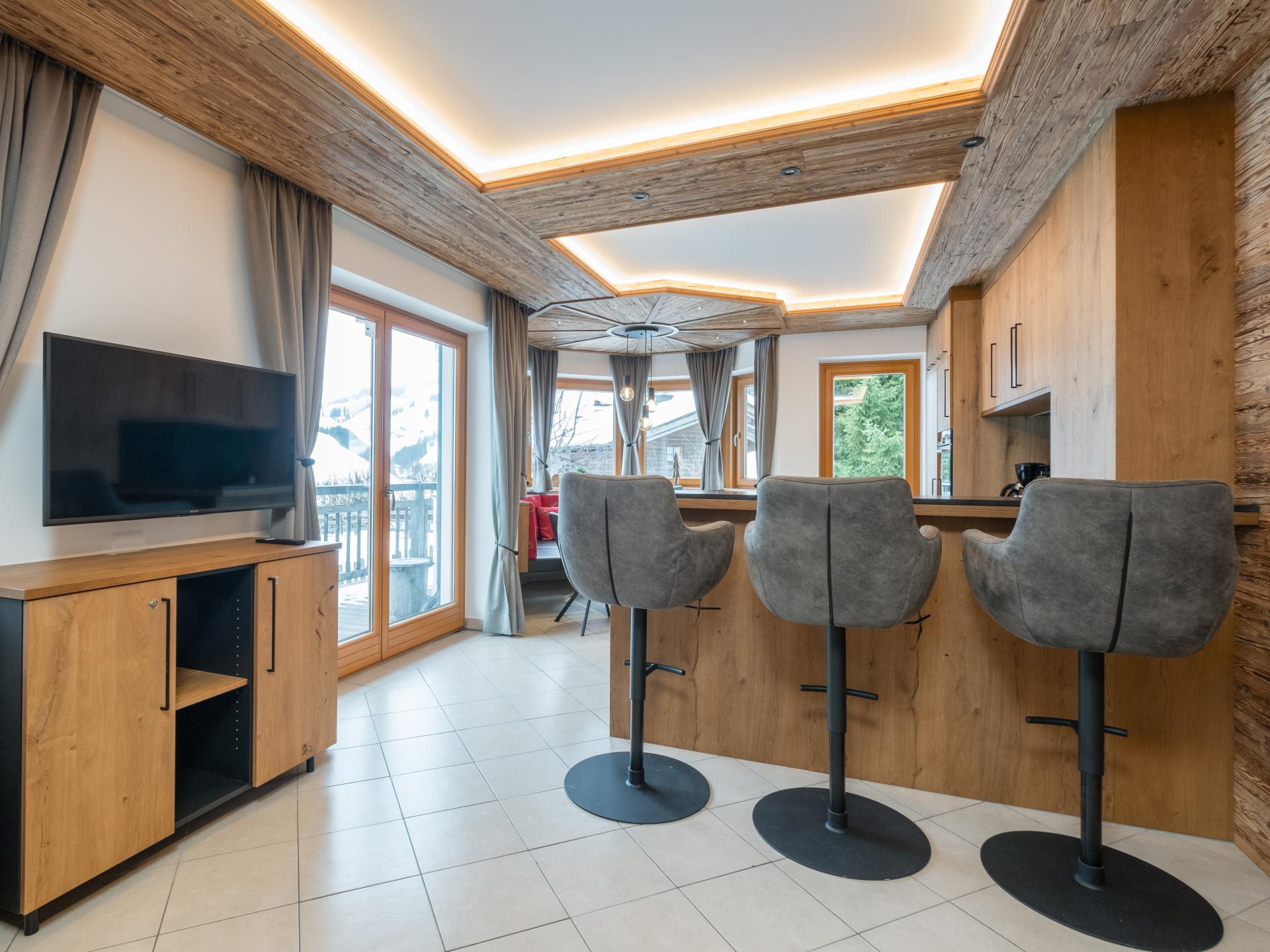 Piste-aan-huis in Saalbach: ruim appartement voor 9 met zonnig bergterras - foto 11