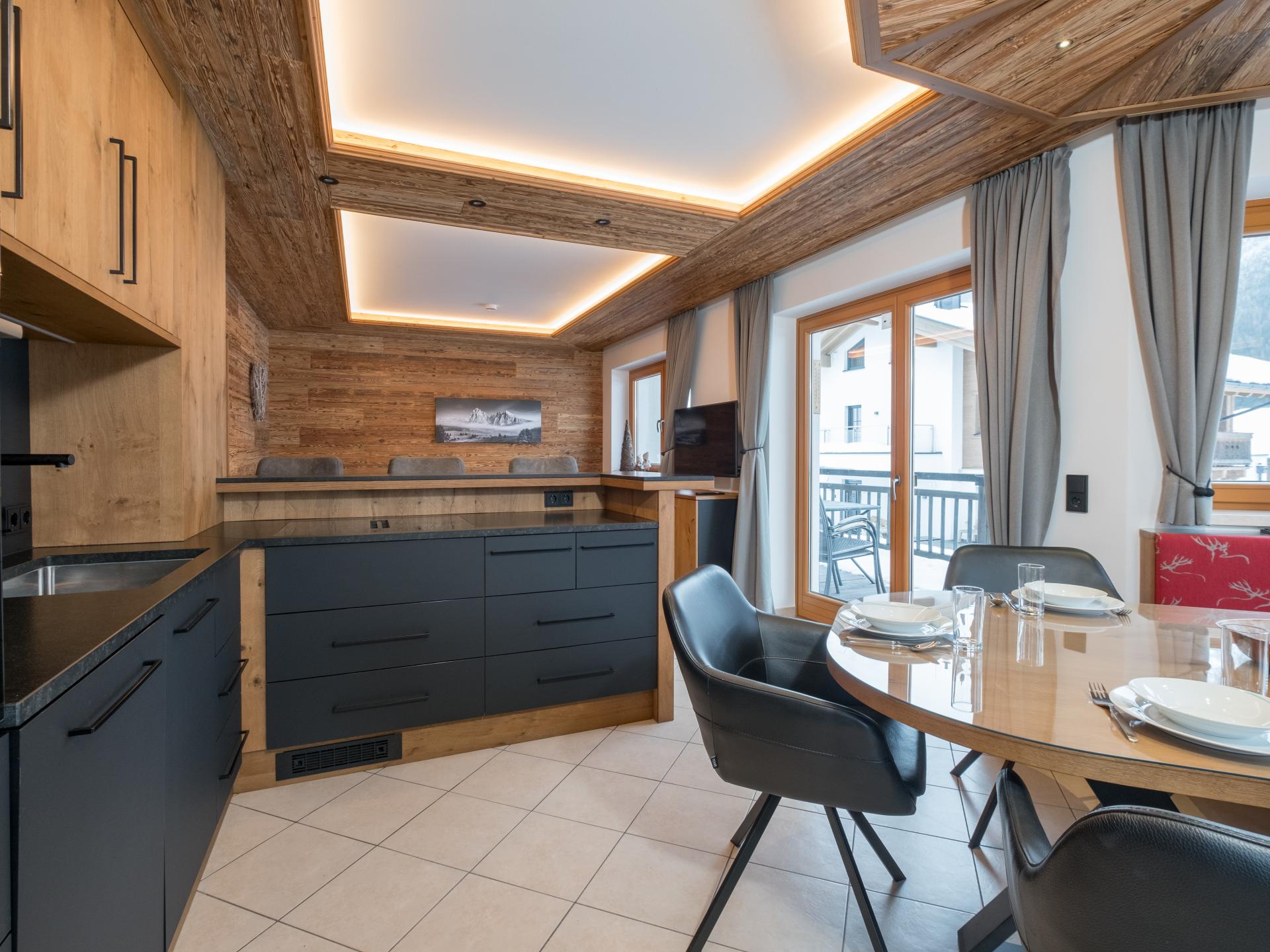 Piste-aan-huis in Saalbach: ruim appartement voor 9 met zonnig bergterras - foto 8