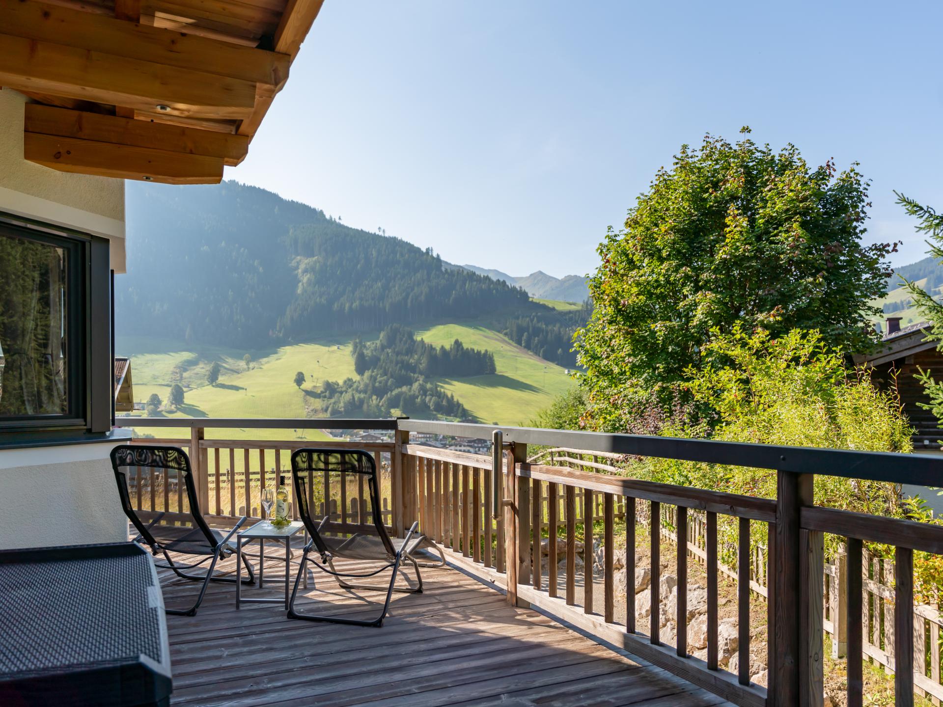 Piste-aan-huis in Saalbach: ruim appartement voor 9 met zonnig bergterras - foto 24
