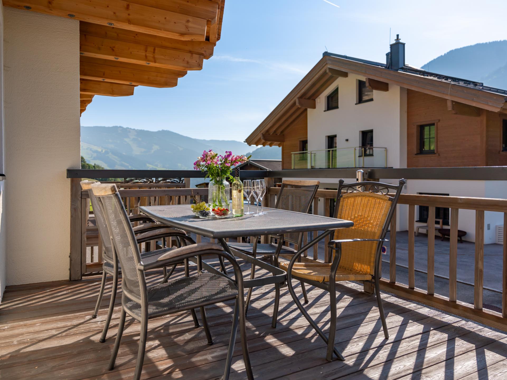 Piste-aan-huis in Saalbach: ruim appartement voor 9 met zonnig bergterras - foto 2