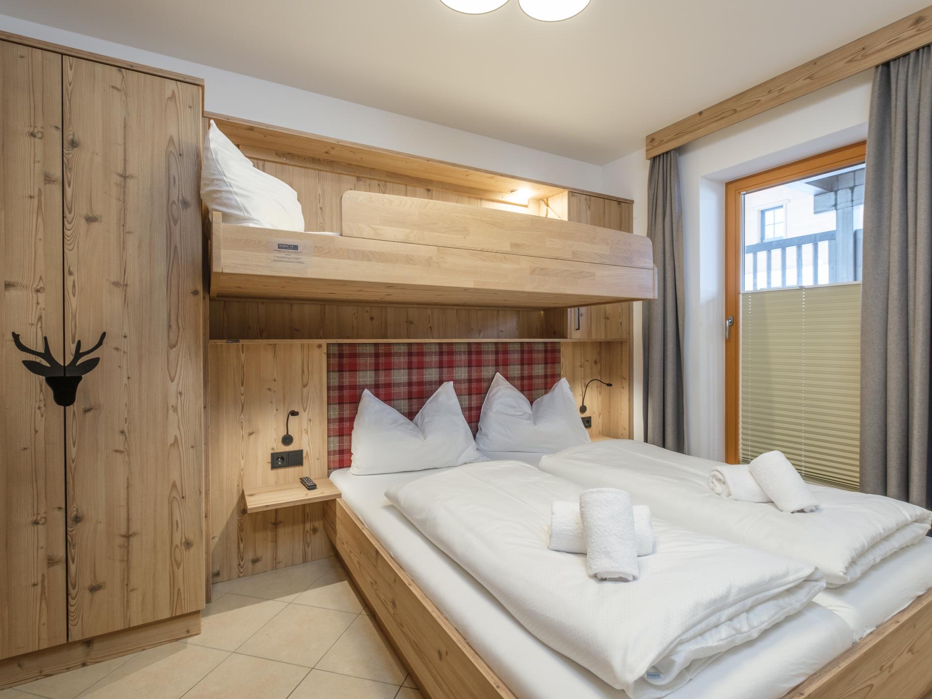 Piste-aan-huis in Saalbach: ruim appartement voor 9 met zonnig bergterras - foto 15