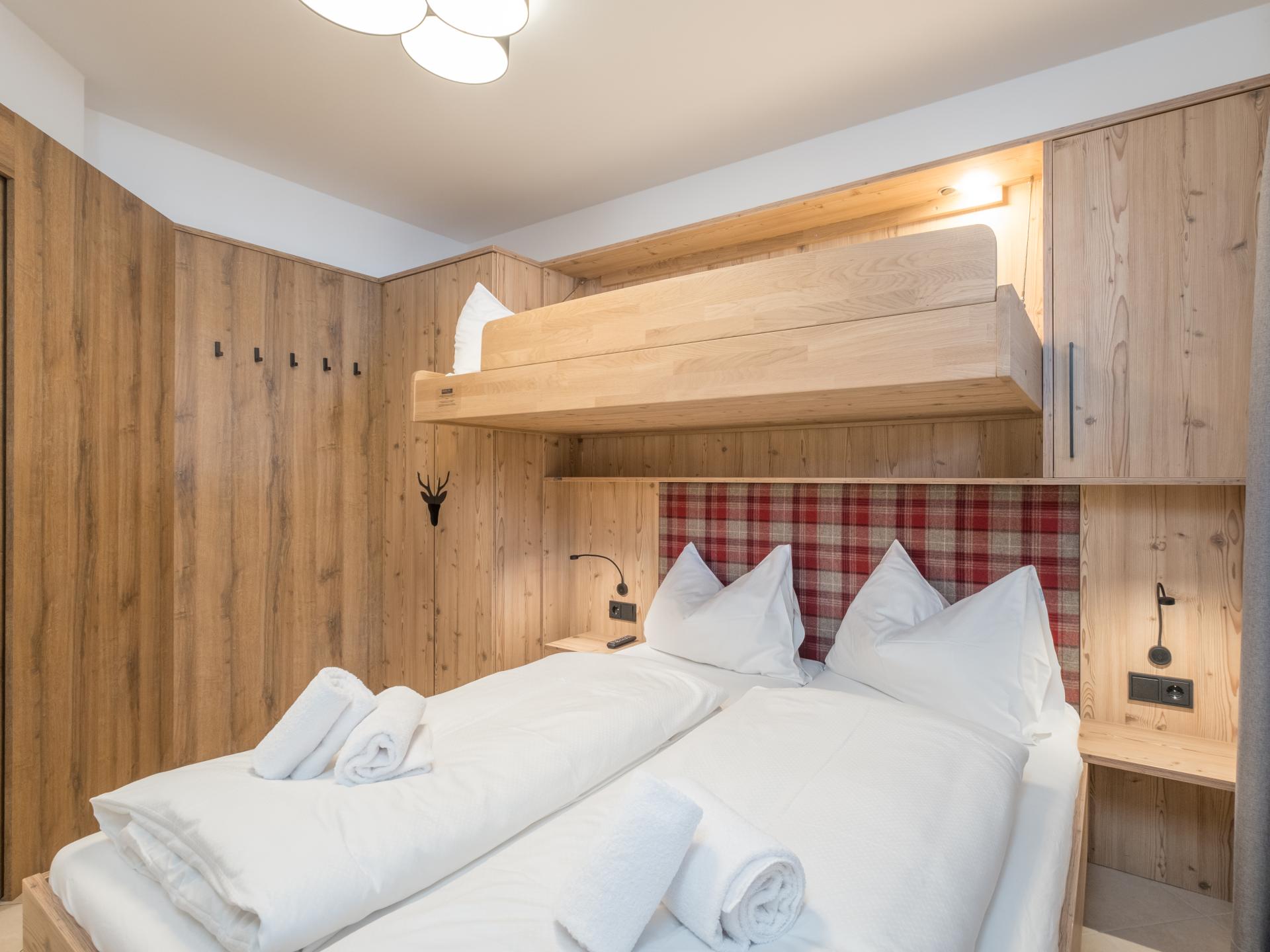Piste-aan-huis in Saalbach: ruim appartement voor 9 met zonnig bergterras - foto 16