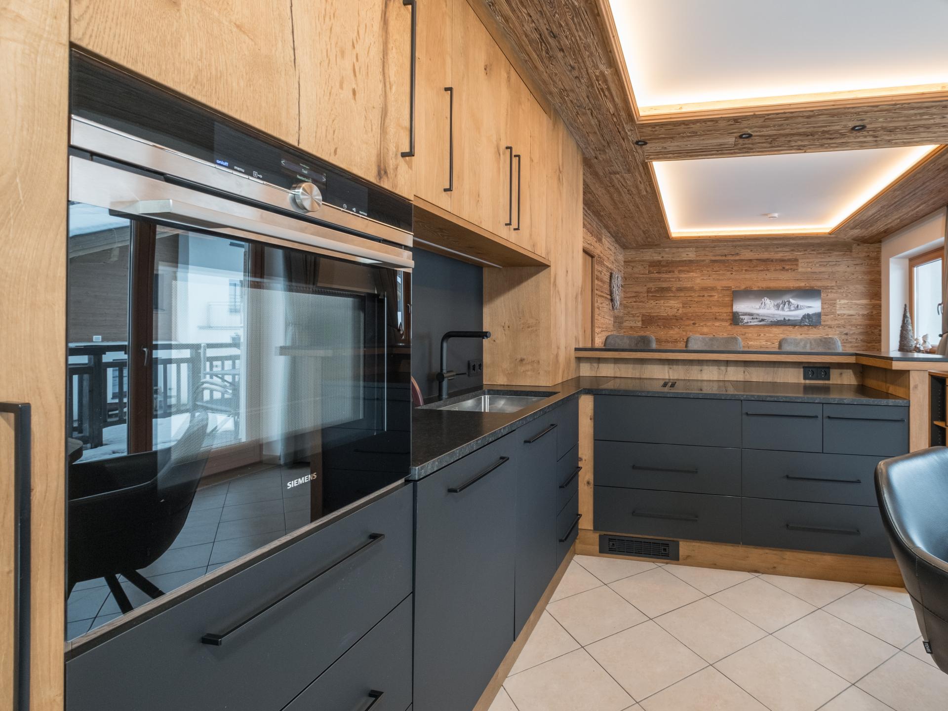 Piste-aan-huis in Saalbach: ruim appartement voor 9 met zonnig bergterras - foto 10