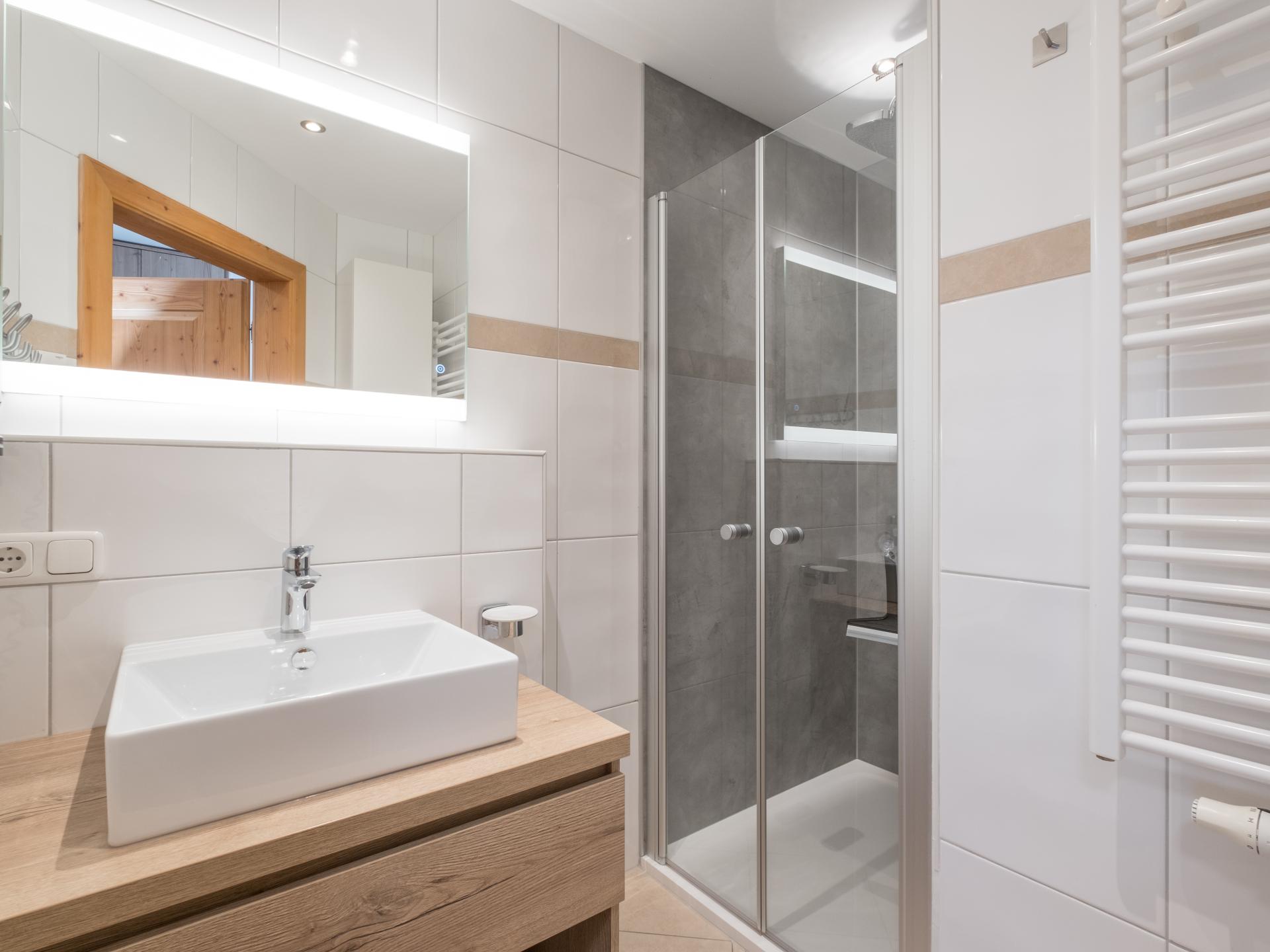 Piste-aan-huis in Saalbach: ruim appartement voor 9 met zonnig bergterras - foto 14