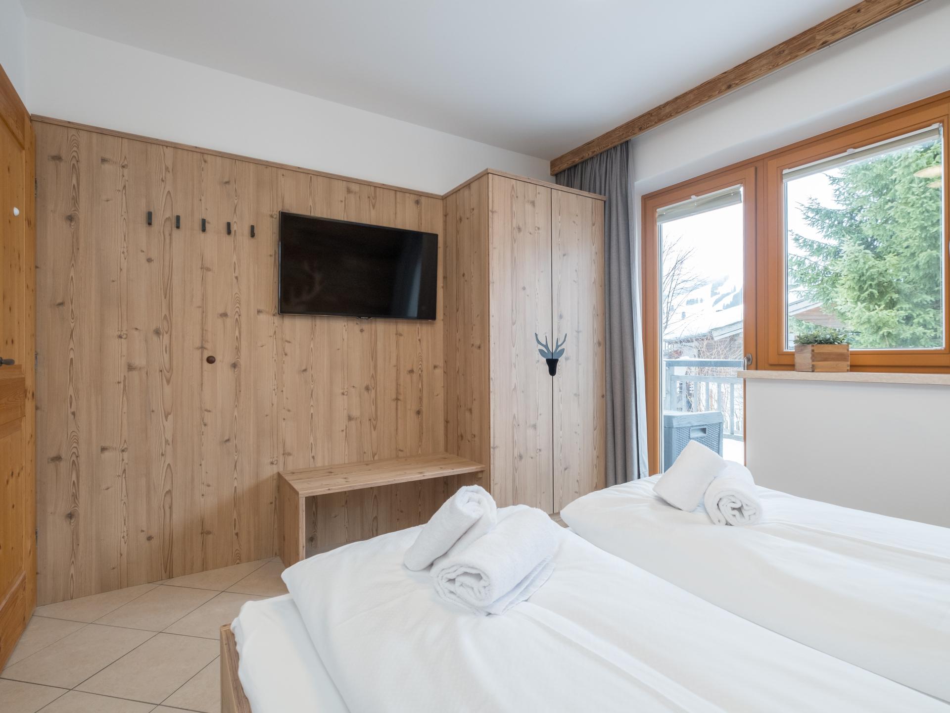 Piste-aan-huis in Saalbach: ruim appartement voor 9 met zonnig bergterras - foto 13