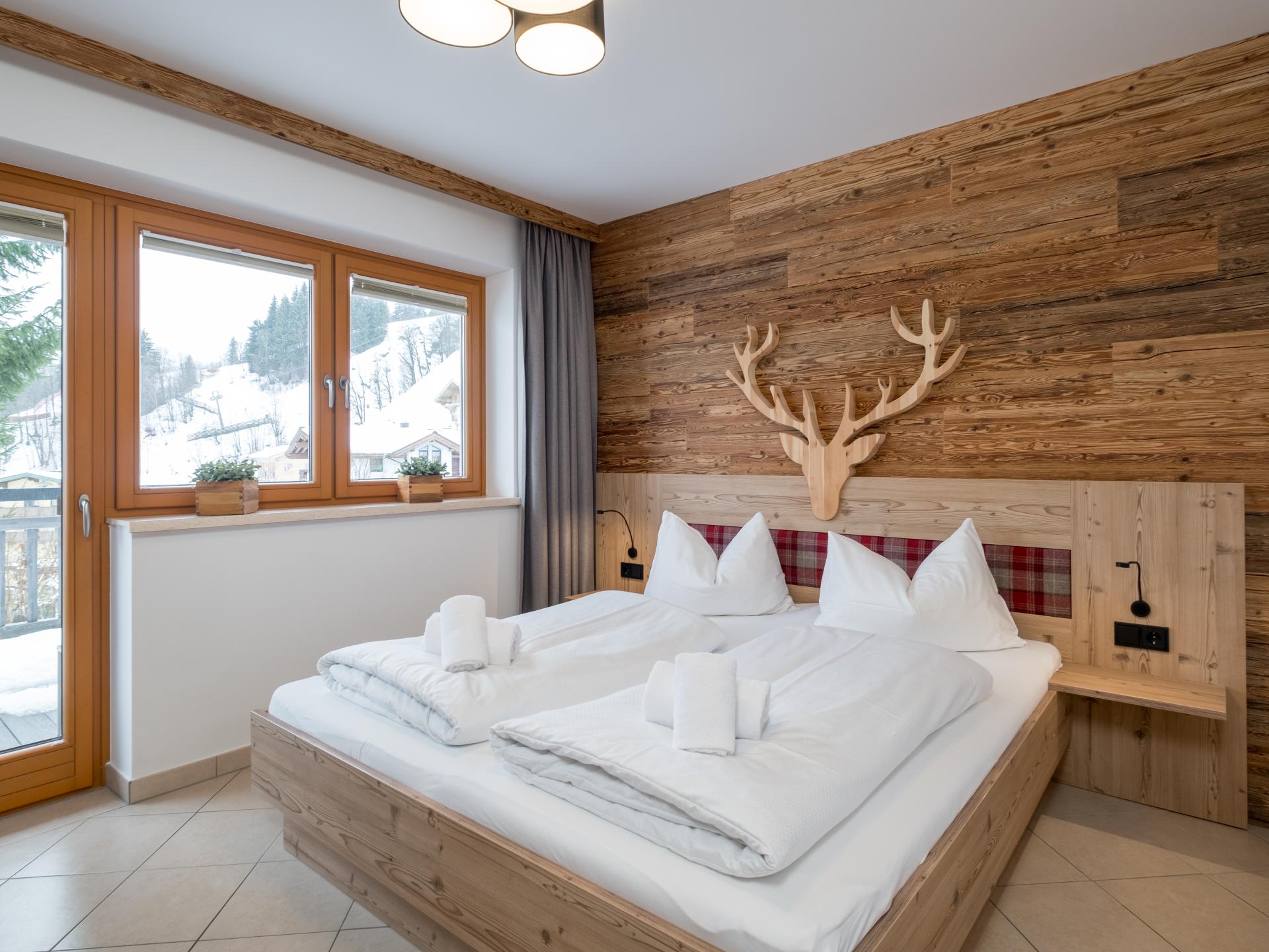 Piste-aan-huis in Saalbach: ruim appartement voor 9 met zonnig bergterras - foto 6