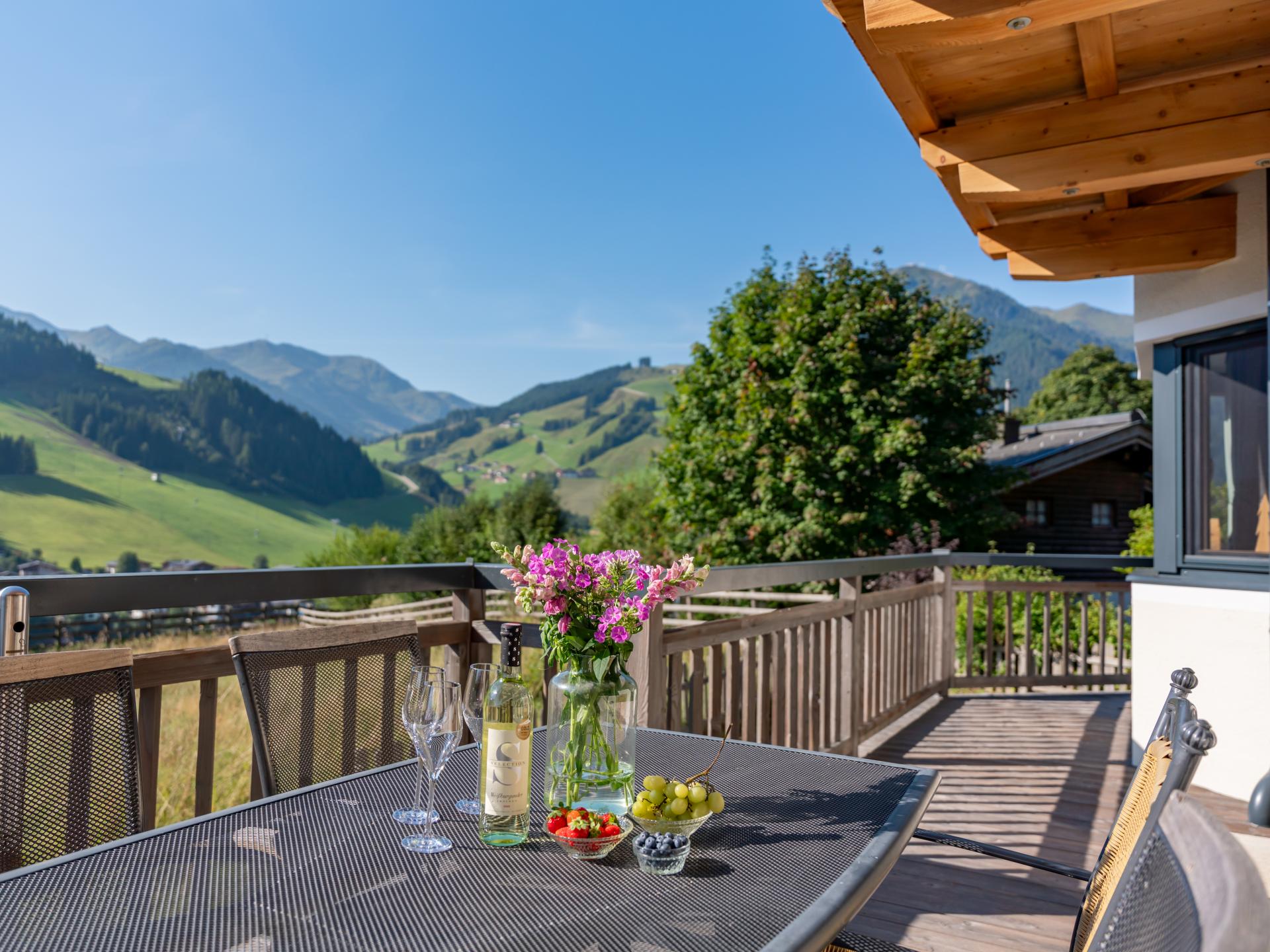Piste-aan-huis in Saalbach: ruim appartement voor 9 met zonnig bergterras - foto 22