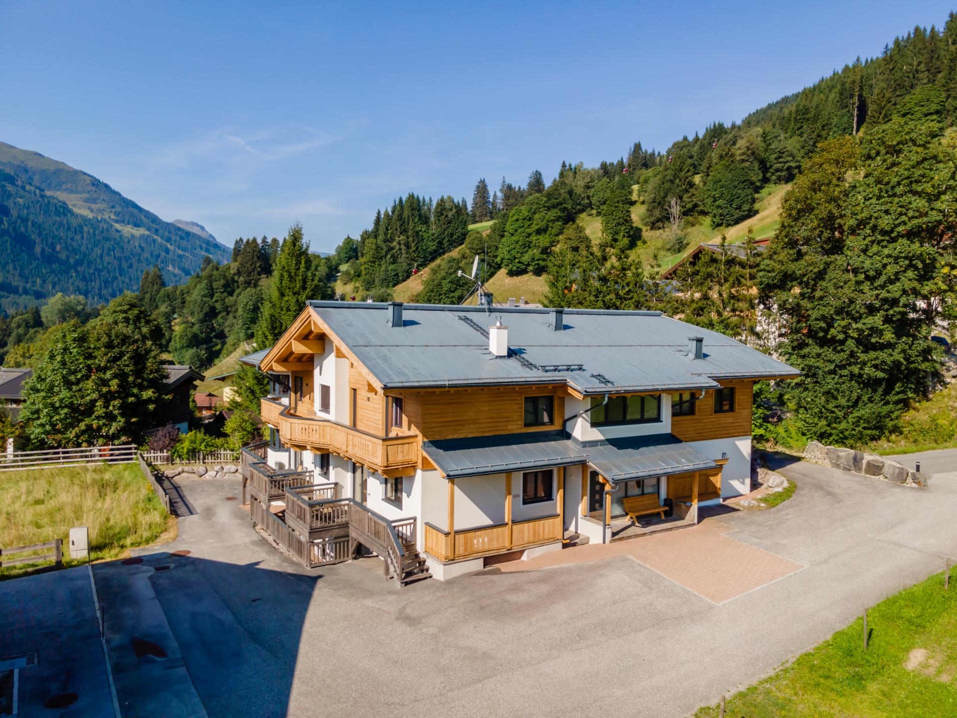 Piste-aan-huis in Saalbach: ruim appartement voor 9 met zonnig bergterras - foto 26